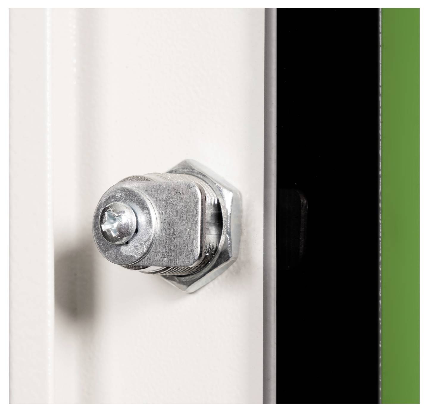 Nahaufnahme einer Metallschraube, die auf einer weißen Oberfläche befestigt ist, Teil eines mechanischen oder Konstruktionselements, mit grünem und schwarzem Hintergrund.
