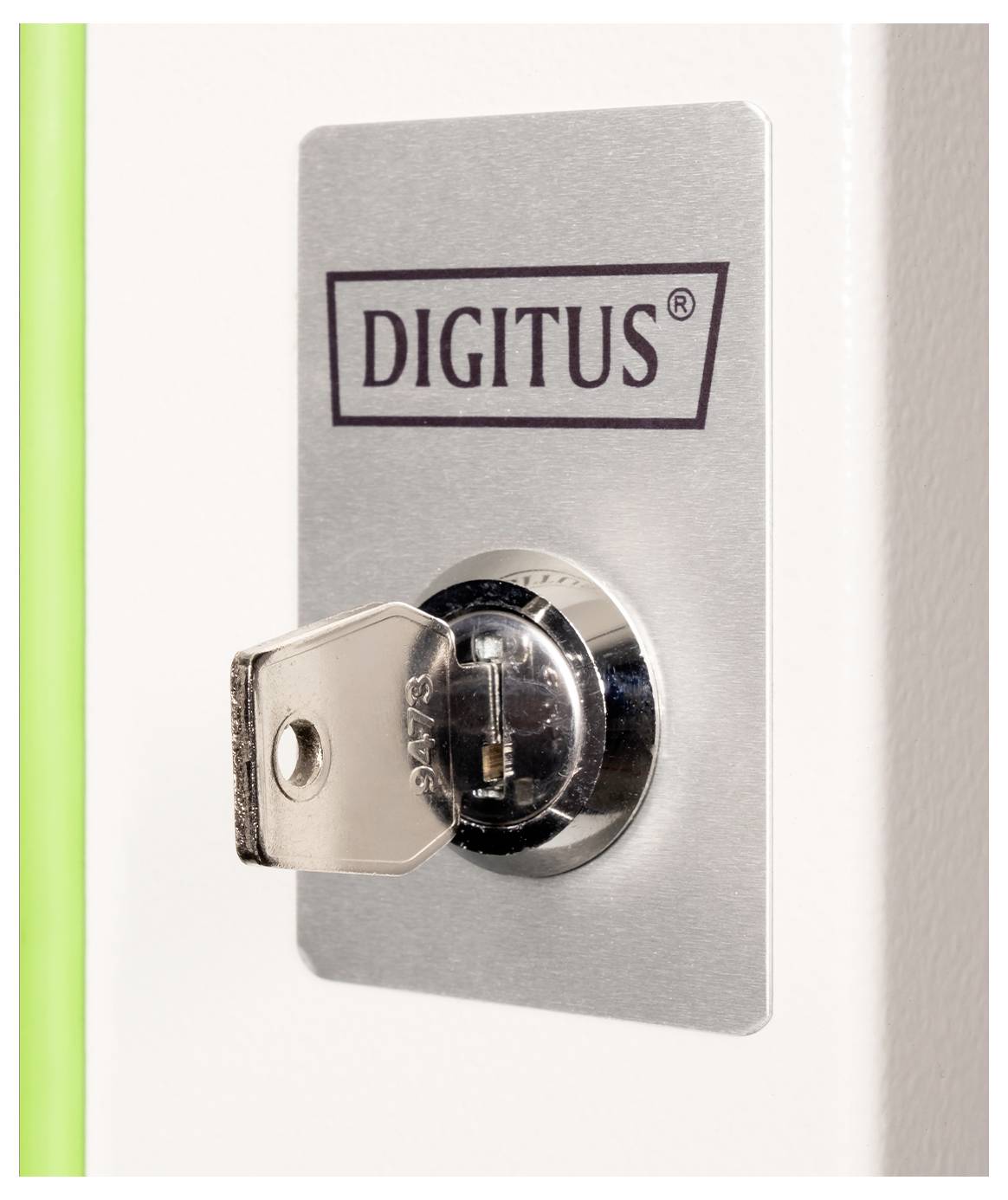 Ein silberner Schlüssel, der in ein modernes, metallisches Schloss mit dem Logo „DIGITUS