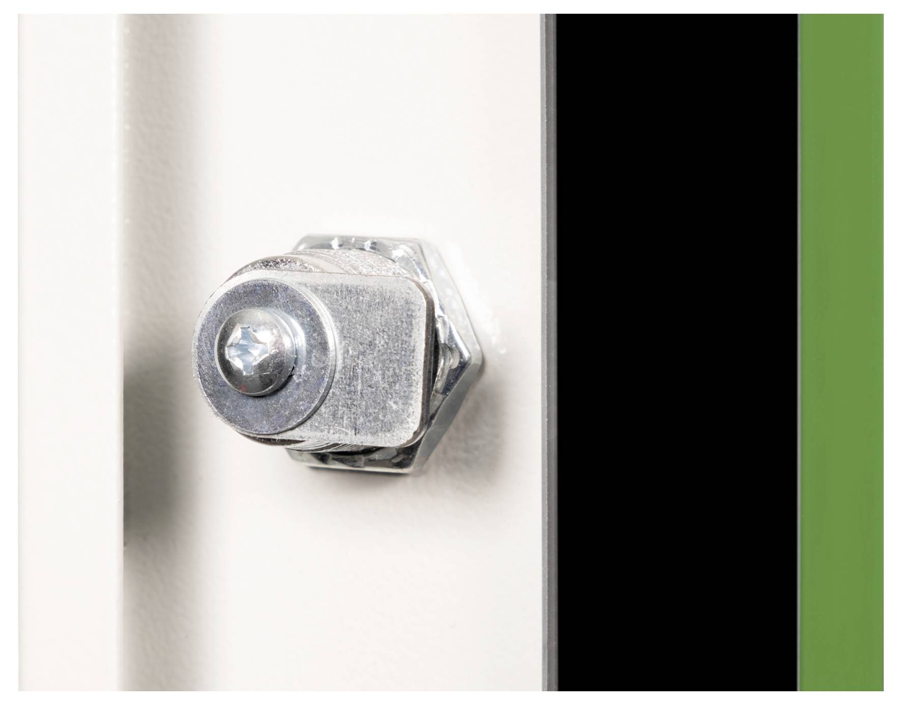 Eine Nahaufnahme eines metallischen Bolzens, der auf einer hellfarbigen vertikalen Oberfläche befestigt ist, begrenzt durch einen schwarzen und grünen Bereich auf der rechten Seite.