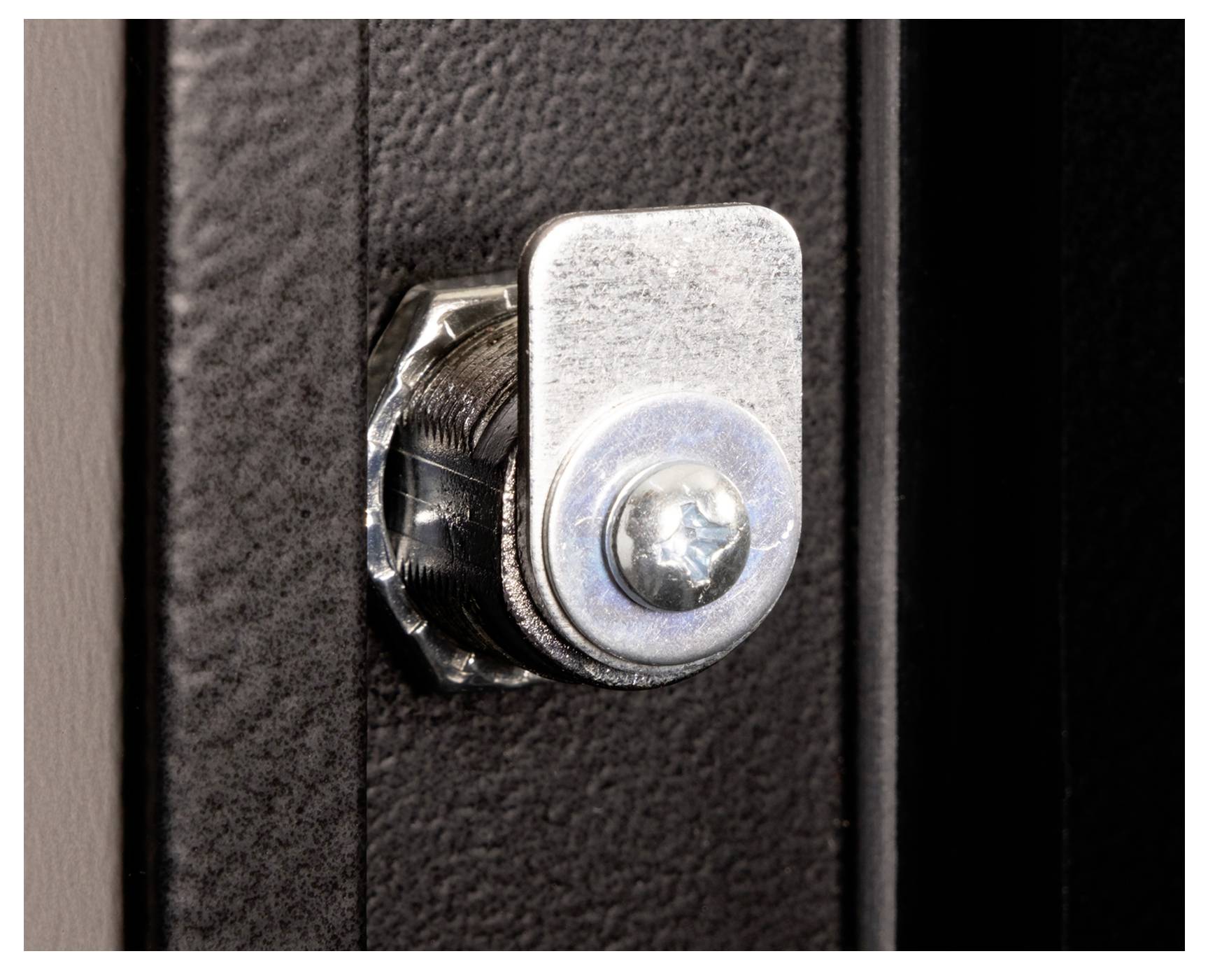 Ein moderner Bürotisch mit einem angebrachten Computermonitor, Tastatur, Maus und einer kleinen Pflanze. Die Einrichtung deutet auf einen minimalistischen Arbeitsbereich hin.