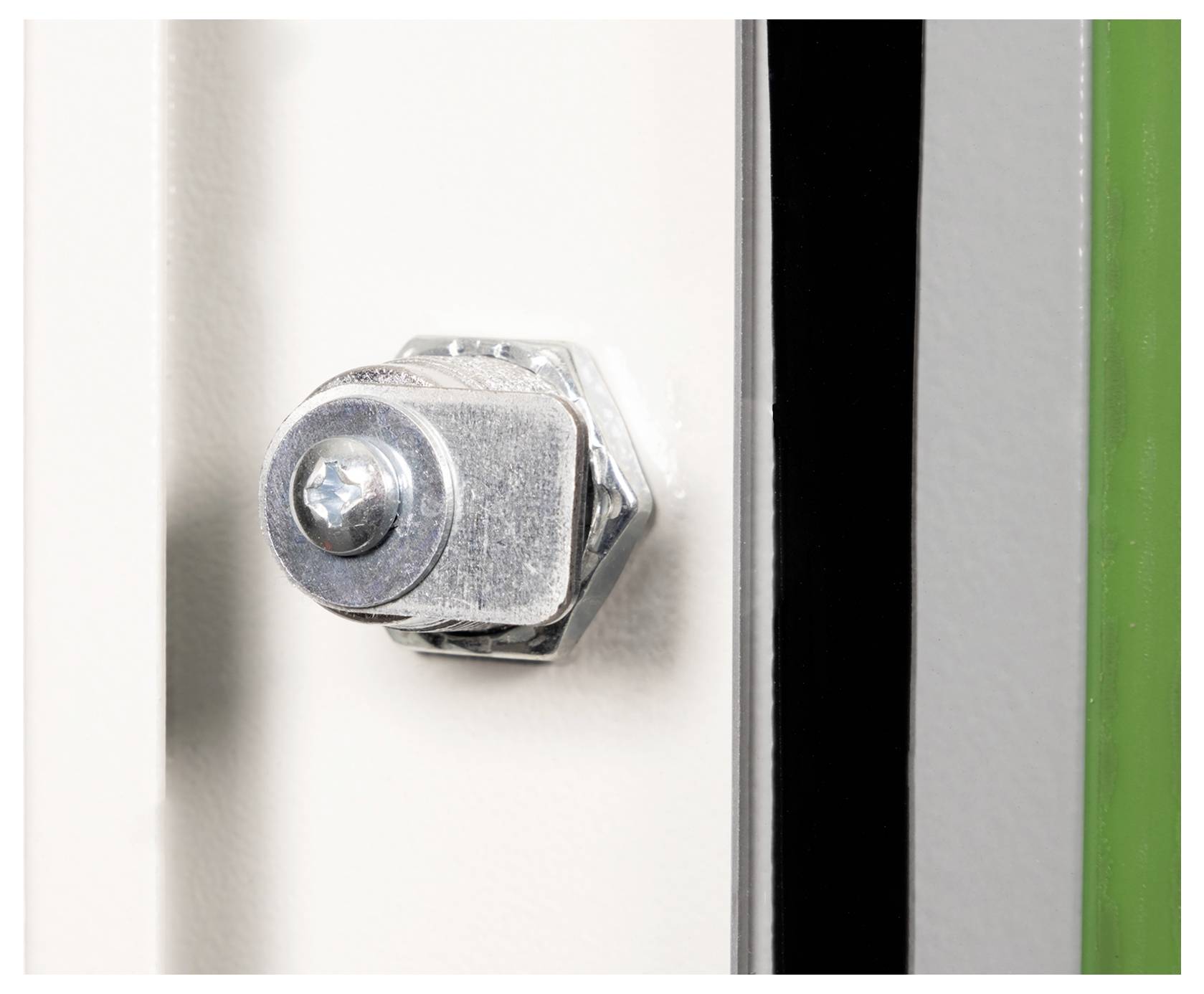 Ein Metallbolzen, der an einem weißen Paneel mit sichtbarem grünem Rand befestigt ist, was auf industrielle oder Bauausrüstung hinweist.