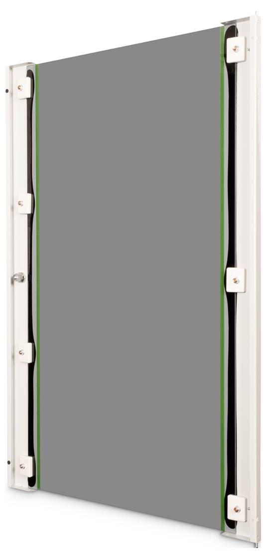 Eine Tür mit einem eleganten grauen Panel, das von einem weißen Rahmen eingefasst ist, mit vertikalen grünen Streifen und kleinen quadratischen Knoten in regelmäßigen Abständen.