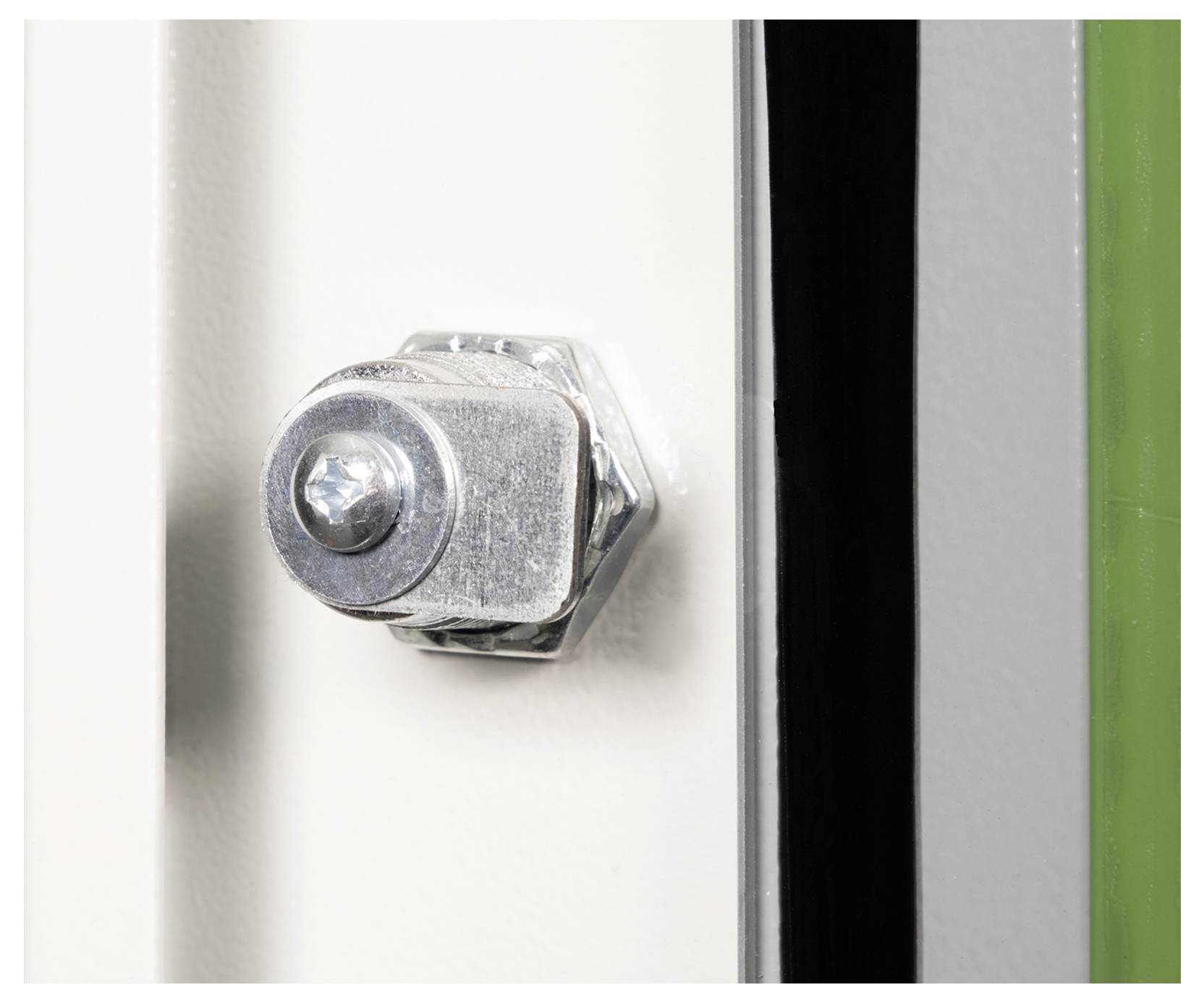 Ein metallischer Bolzen mit einer sechskantigen Mutter, die auf einem weiß-grünen Panel befestigt ist, weist auf die Befestigung oder Montage auf einer Strukturoberfläche hin.