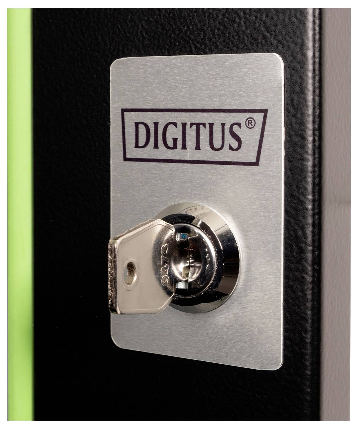 Ein Schlüssel, der in ein Schloss auf einer Metallplatte mit der Aufschrift 