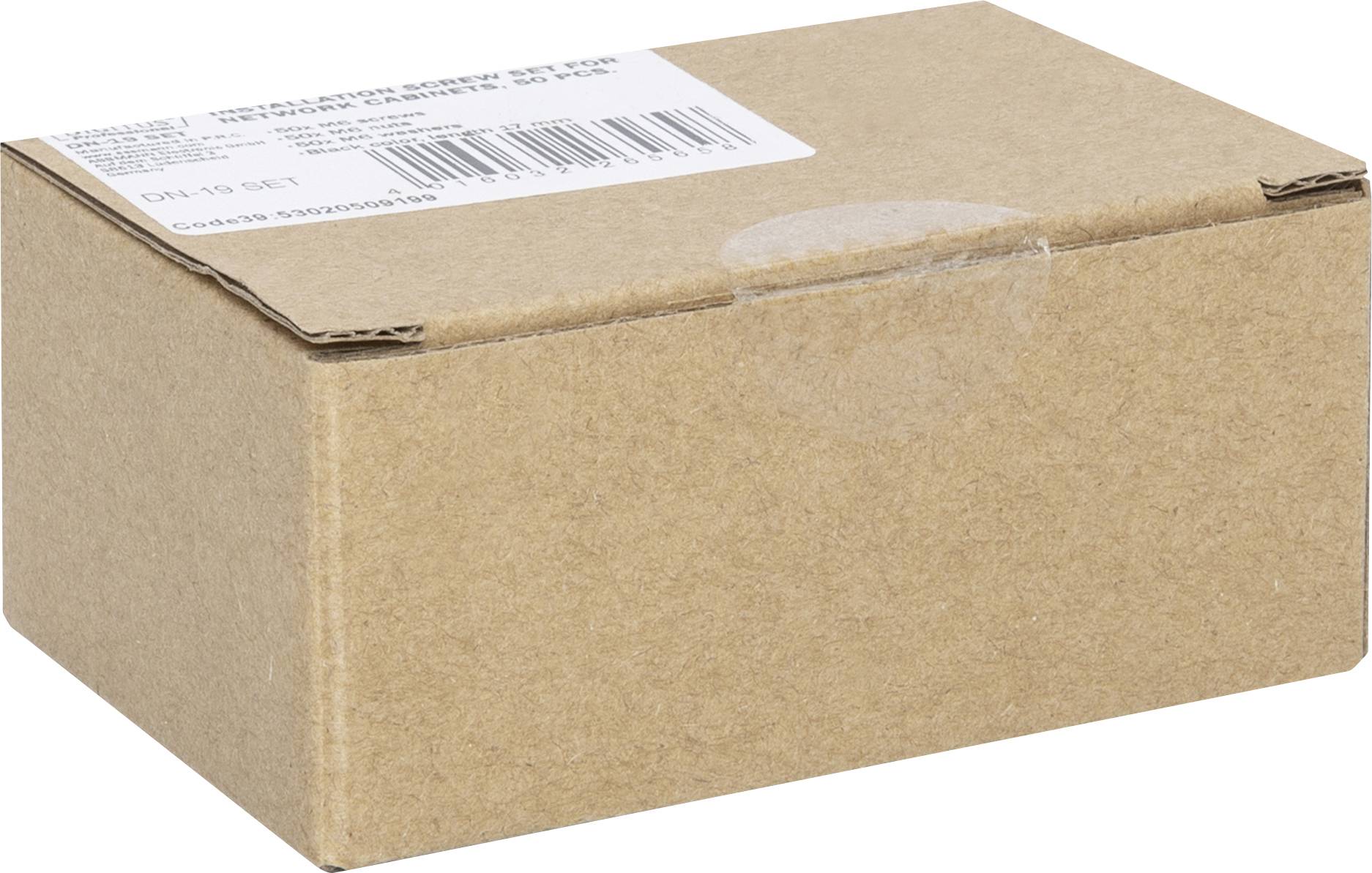 Eine kleine Pappschachtel mit einem Versandetikett oben drauf, geschlossen und mit durchsichtigem Klebeband versiegelt.