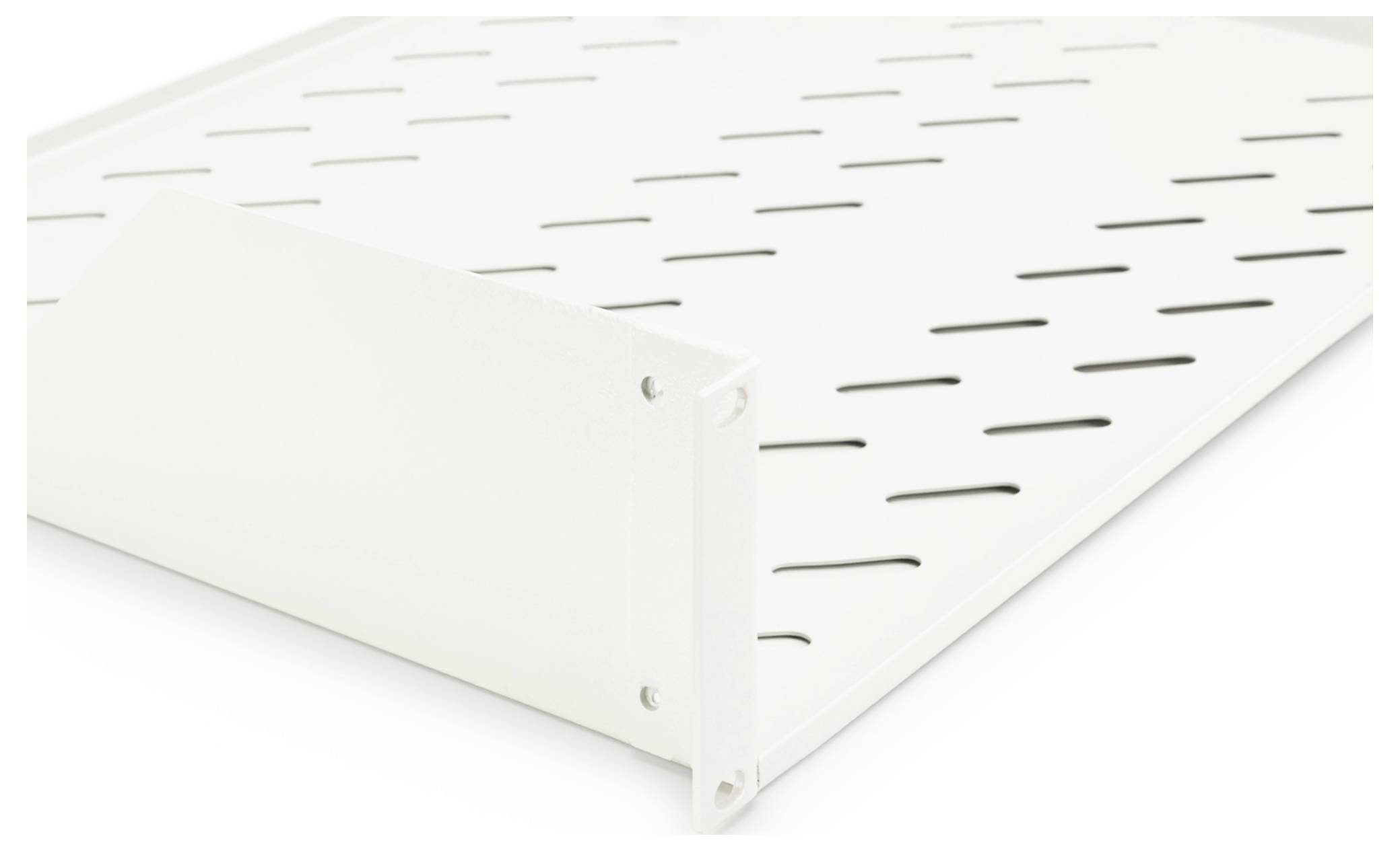 Ein weißes perforiertes Metallpanel, aus einem Winkel betrachtet, das Schlitze und eine erhöhte Kante auf einer Seite zeigt, was auf die Verwendung bei der Organisation oder bei Regalen hindeutet.