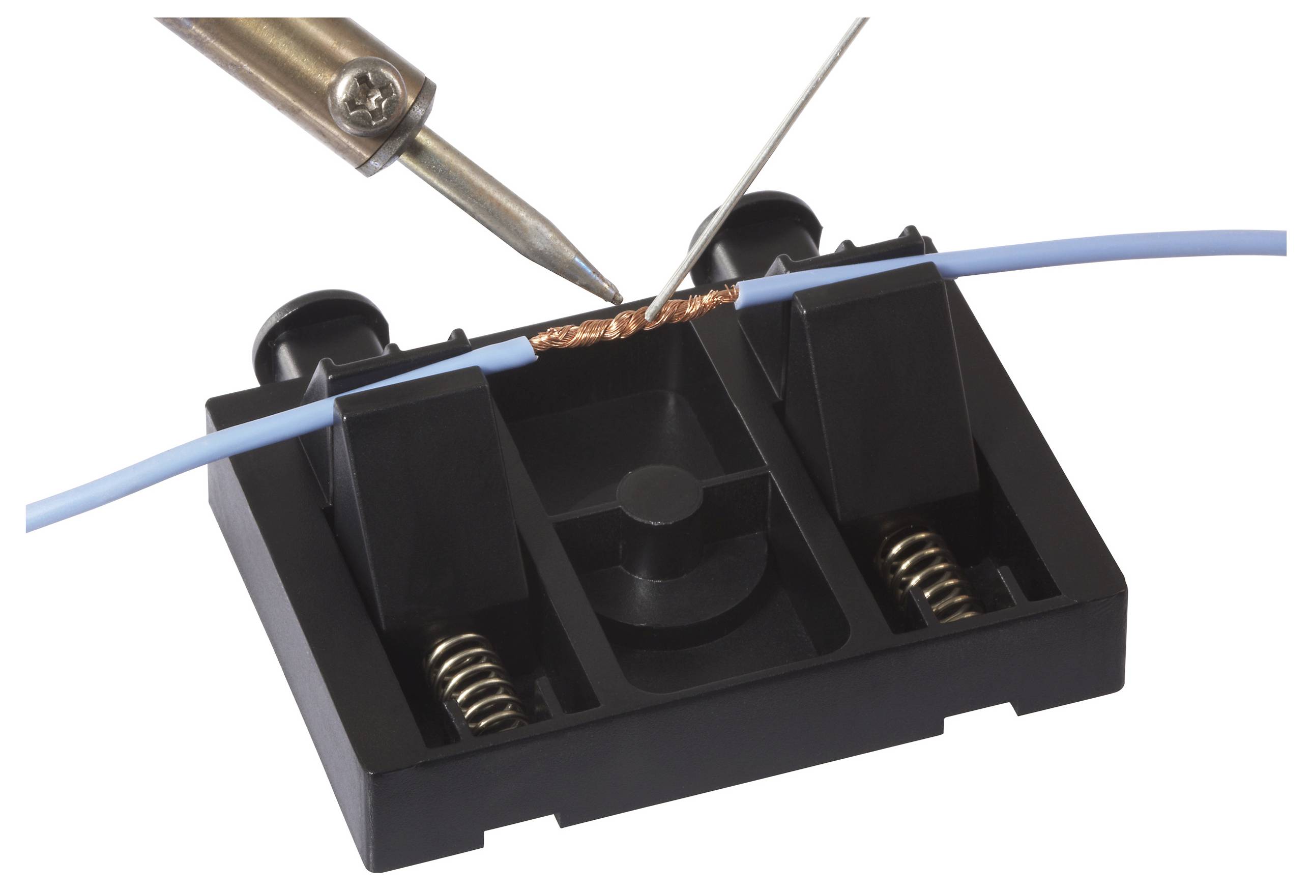 Eine Nahaufnahme eines Glasfaserkabels, das auf einem Fusionsspleißgerät verschmolzen wird. Ein Lötkolben führt Wärmezufuhr zur Kabelverbindung durch.