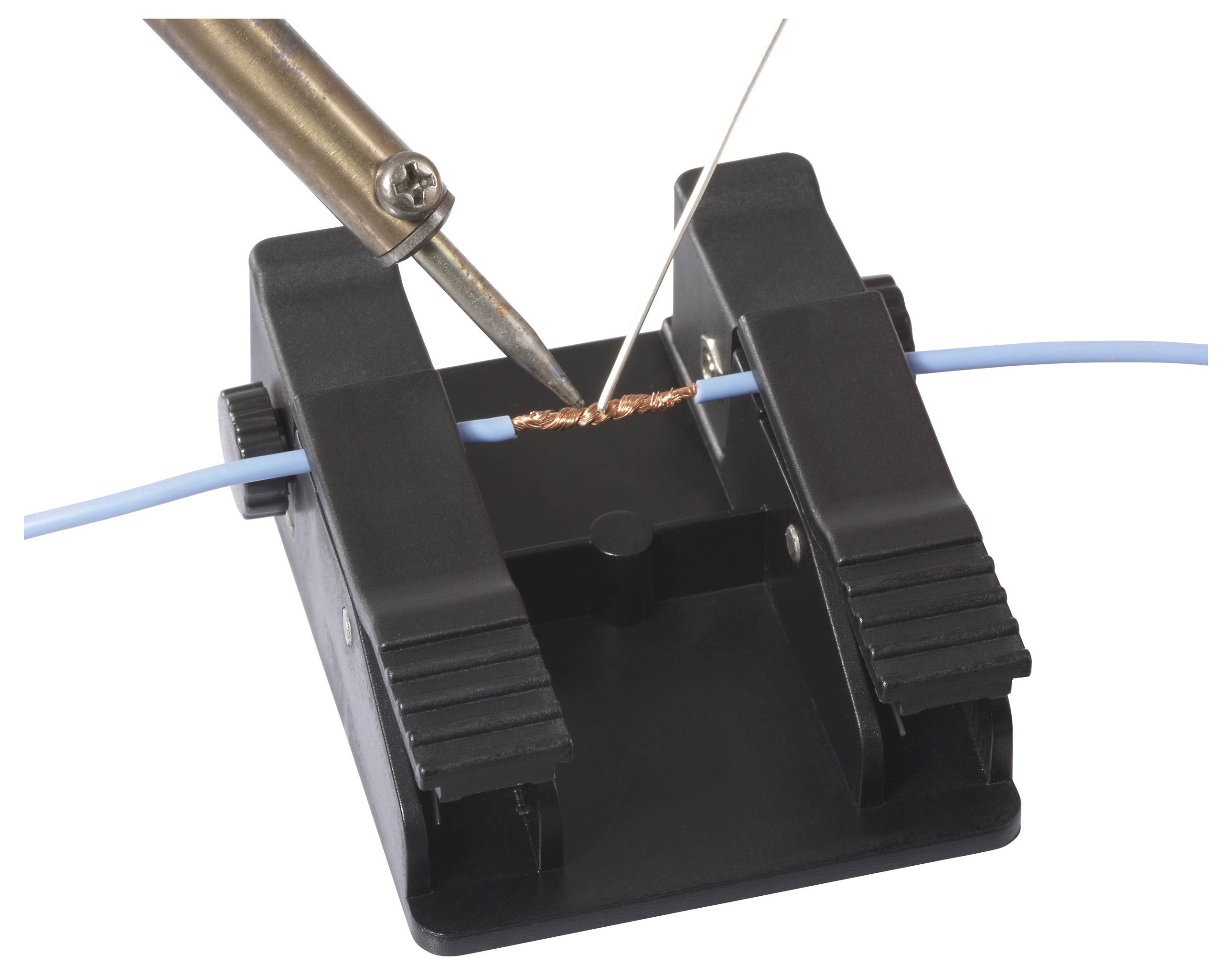 Ein Lötkolben bringt Wärme auf Kupferfasern an, die um ein blaues Kabel gewickelt sind, die durch eine schwarze Klemme gesichert sind, um eine elektrische Verbindung herzustellen.