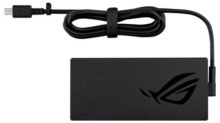 Ein schwarzes rechteckiges ROG-Ladegerät mit Logo, ausgestattet mit einem ordentlich aufgerolltem USB-C-Kabel und befestigt mit einem Klettverschlussband.