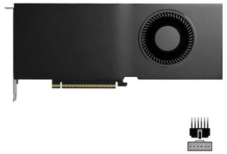 Eine brennende, weiße Kerze sitzt auf einem Holztisch mit Tannenzapfen im Hintergrund und flackert realistisch.