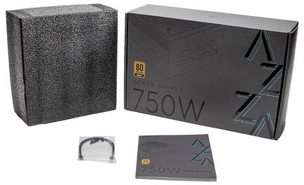 Netzteil 750W Paket mit Einheit, Handbuch und Kabeln dargestellt. Auf der Verpackung befindet sich die 80 Plus Effizienzklassifikation.
