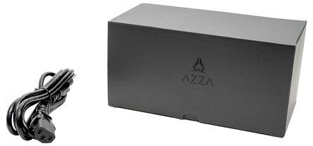 Eine schwarze Box mit dem 'AZZA'-Logo neben einem aufgerollten schwarzen Netzkabel vor weißem Hintergrund.