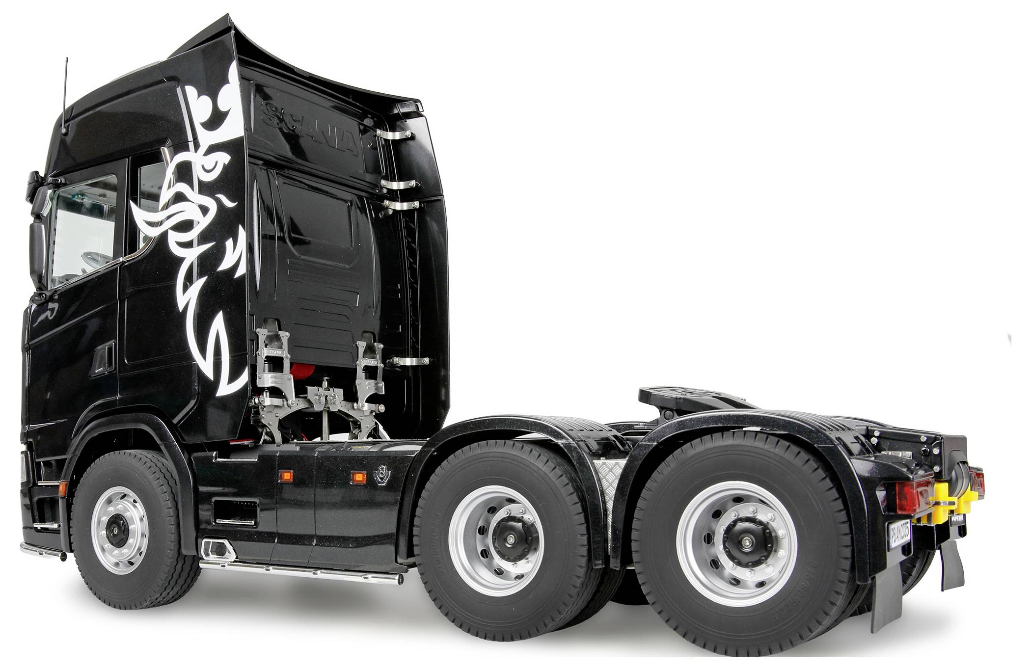 Schwarzer Sattelzug-Führerhaus mit einem stilisierten Tierdesign an der Seite, ohne Anhänger, aus der hinteren Dreiviertelperspektive betrachtet.