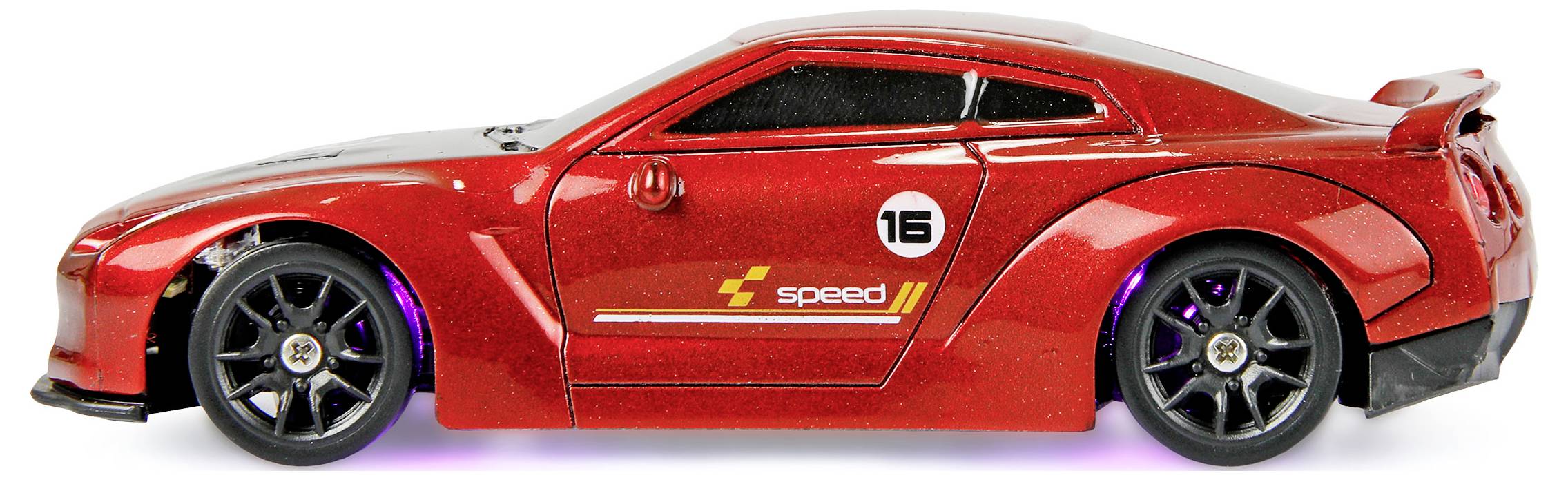 Ein rotes Spielzeug-Rennauto mit schwarzen Rädern, der Nummer '16' und der Aufschrift 'speed' an der Seite, positioniert auf einem weißen Hintergrund.