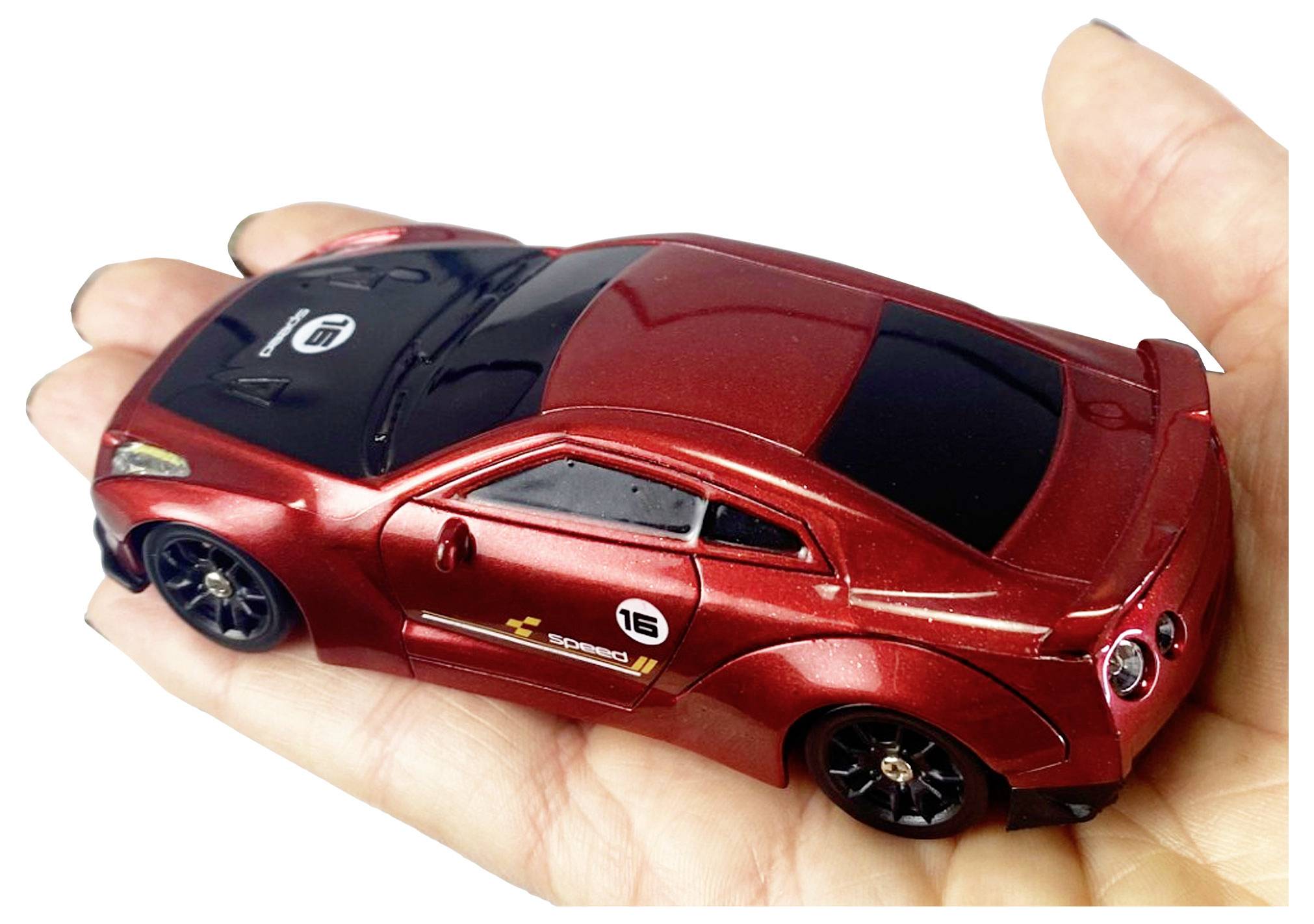 Ein roter Spielzeugauto mit Renndekals und der Nummer '16' wird in einer offenen Hand gehalten und zeigt seine kompakte Größe.