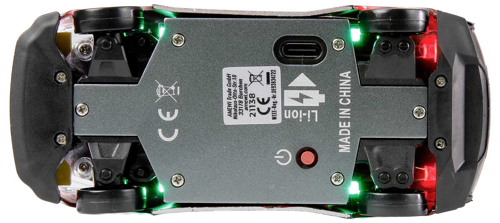 Die Unterseite eines Spielzeugautos mit Rädern, CE-Kennzeichnung, Batteriefach, Schalter und Etikett mit der Aufschrift 