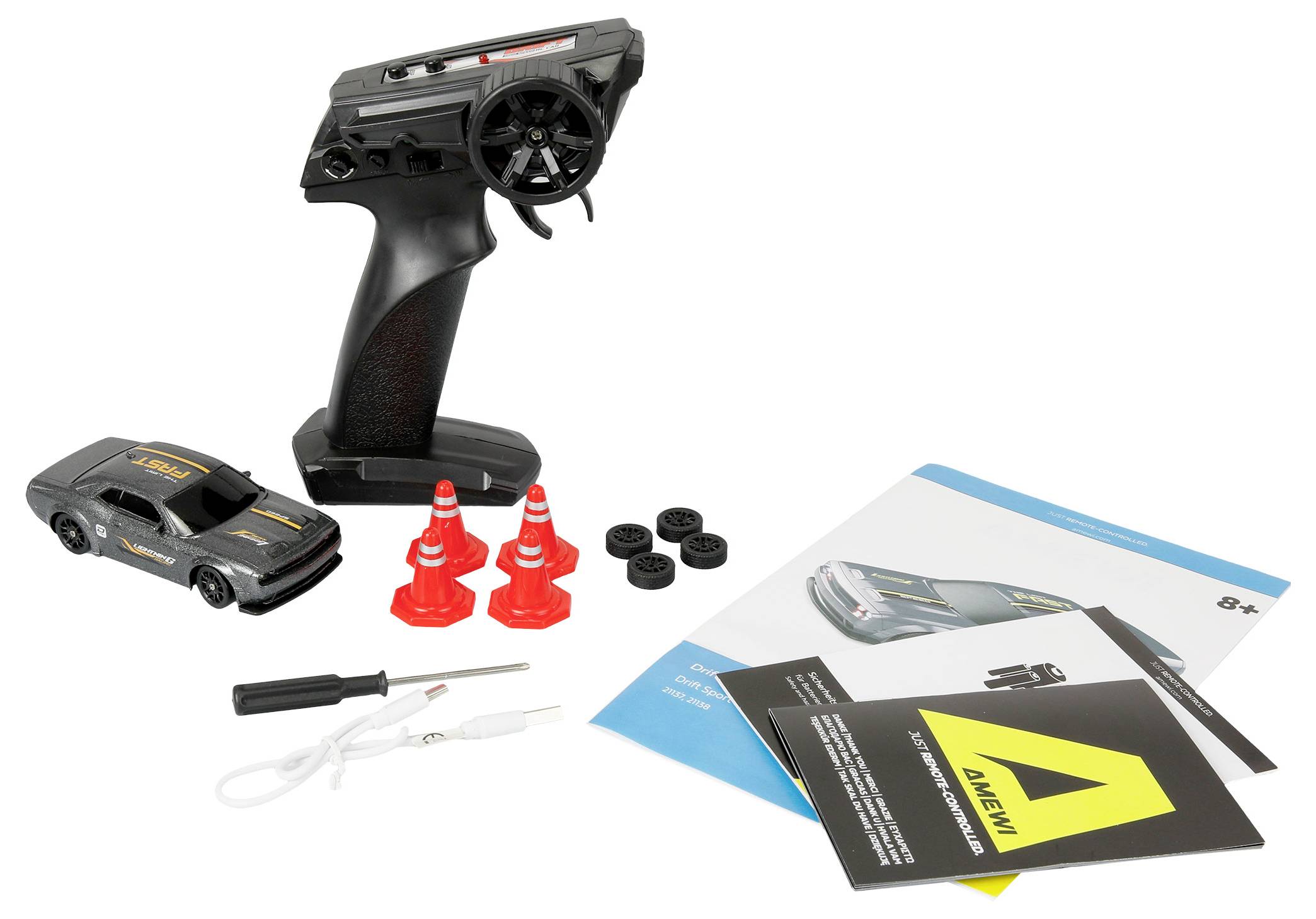 RC-Auto und Fernbedienungs-Set mit Automodell, Fernbedienung, 4 Ersatzreifen, 3 Verkehrskegeln, Schraubendreher, Bedienungsanleitung und zusätzlichen Anweisungen.