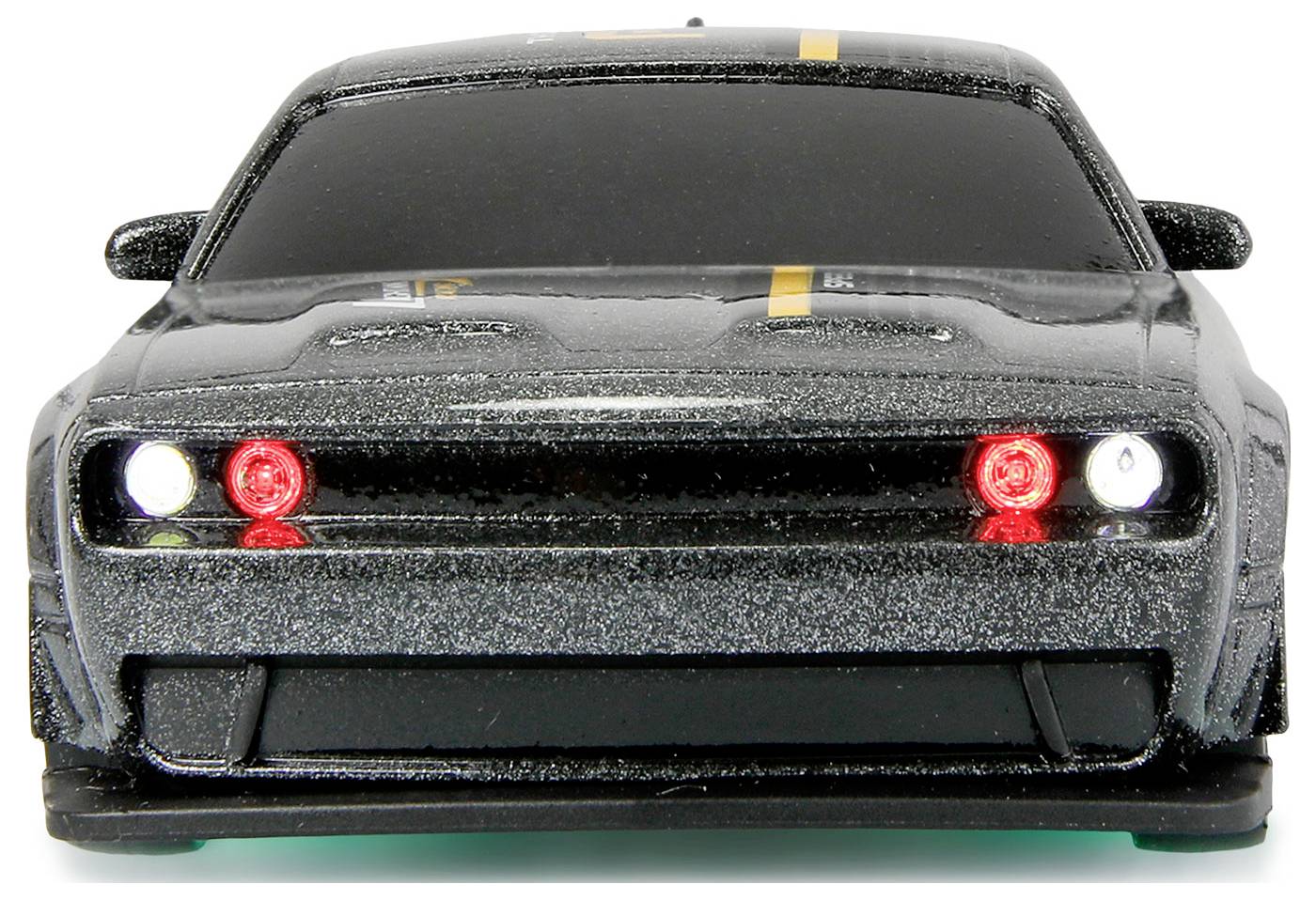 Ein schwarzes Spielzeugauto mit leuchtend roten Scheinwerfern, von vorne betrachtet, auf einem weißen Hintergrund.