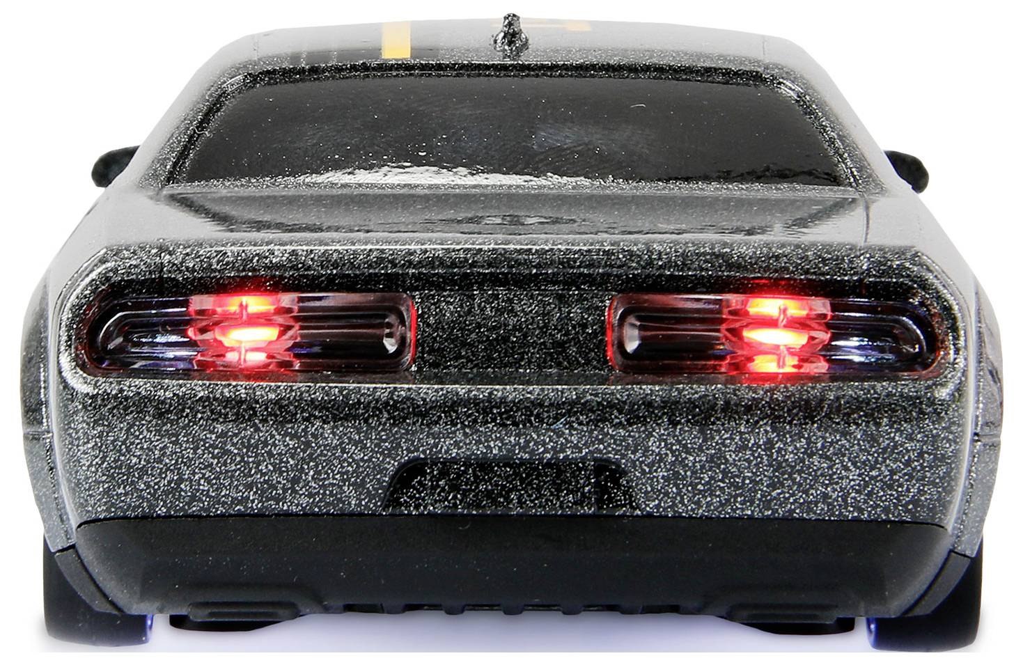 Ein schwarzes Sportwagen von hinten, dessen rote Rücklichter vor einem weißen Hintergrund leuchten.