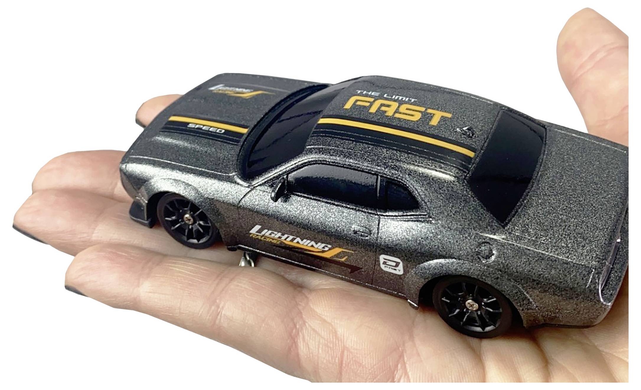 Eine Hand hält ein kleines metallisches Modellauto mit dem Schriftzug 