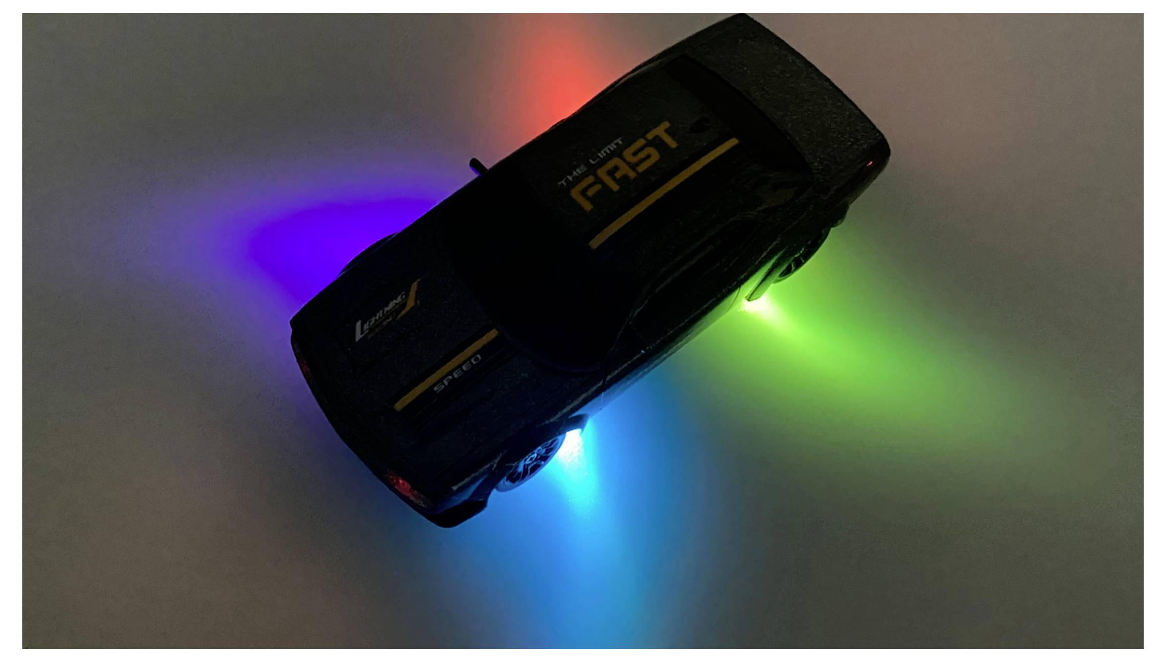 Ein Spielzeugauto mit der Aufschrift 