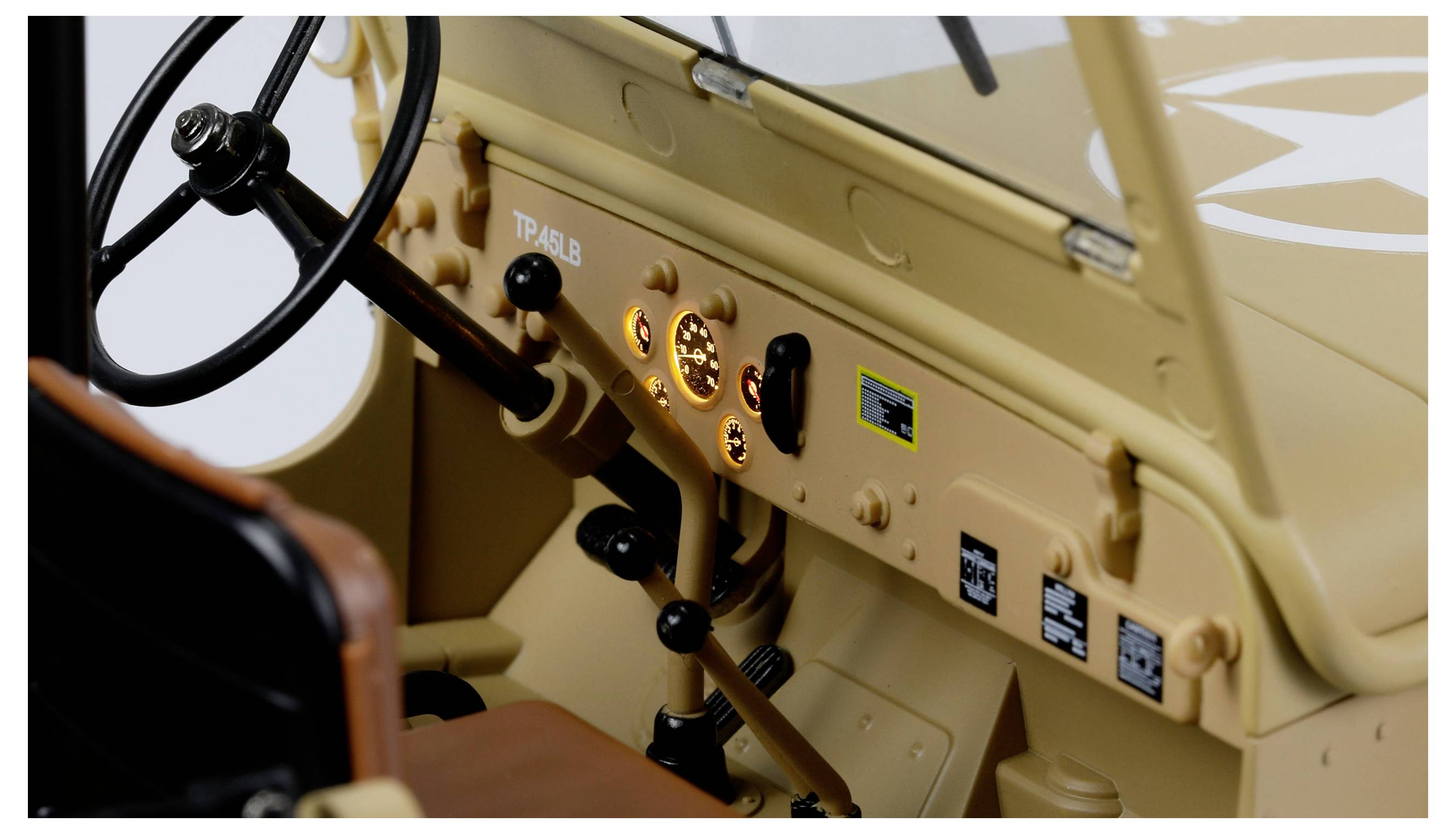 Nahaufnahme eines Armaturenbretts eines Oldtimers mit beleuchtetem Instrumentenbrett, Lenkrad und mehreren Schalthebeln.