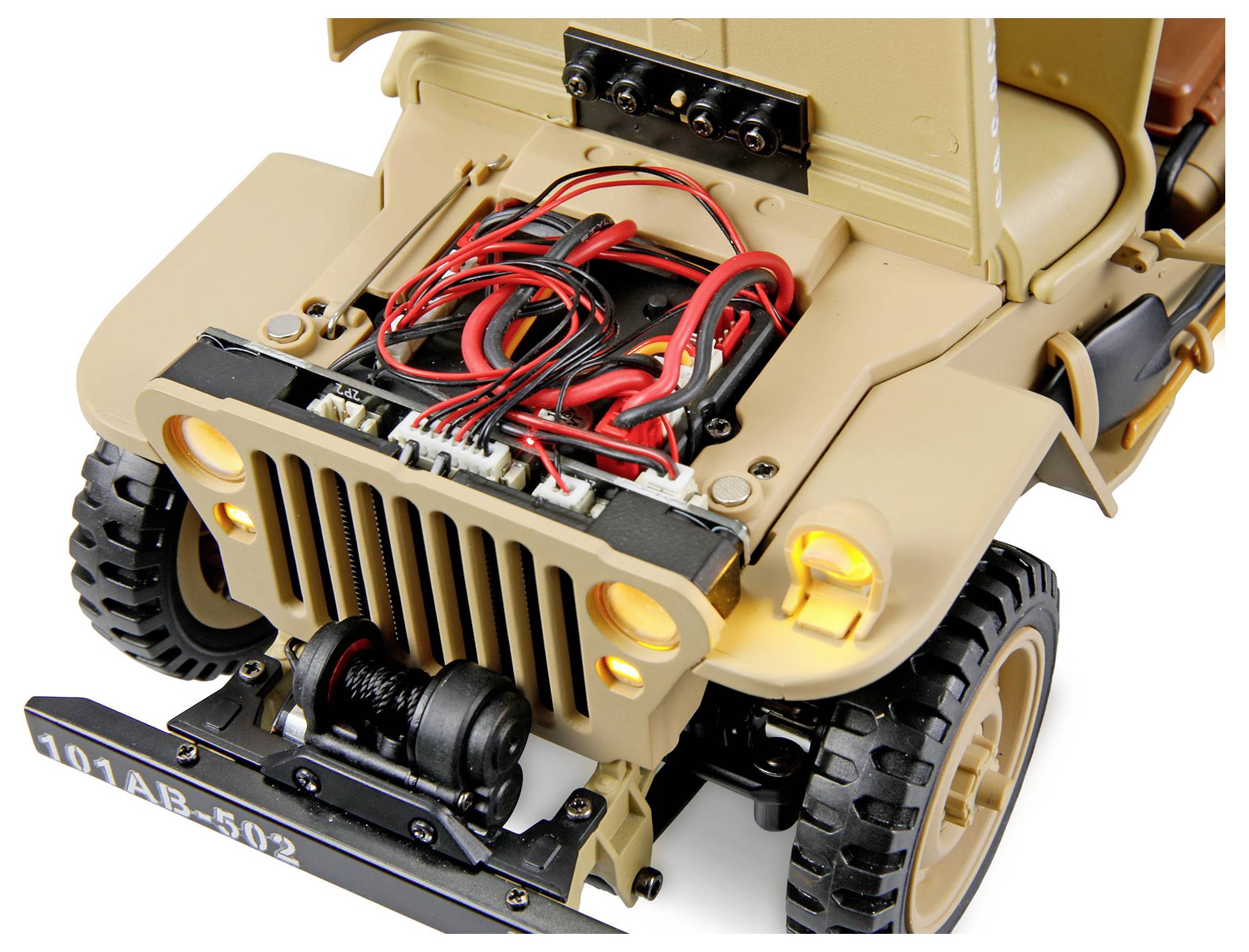 Das Bild zeigt ein Modell-Jeep-Auto mit geöffneter Motorhaube, die rote und schwarze Kabel sowie Komponenten im Motorraum freilegt.