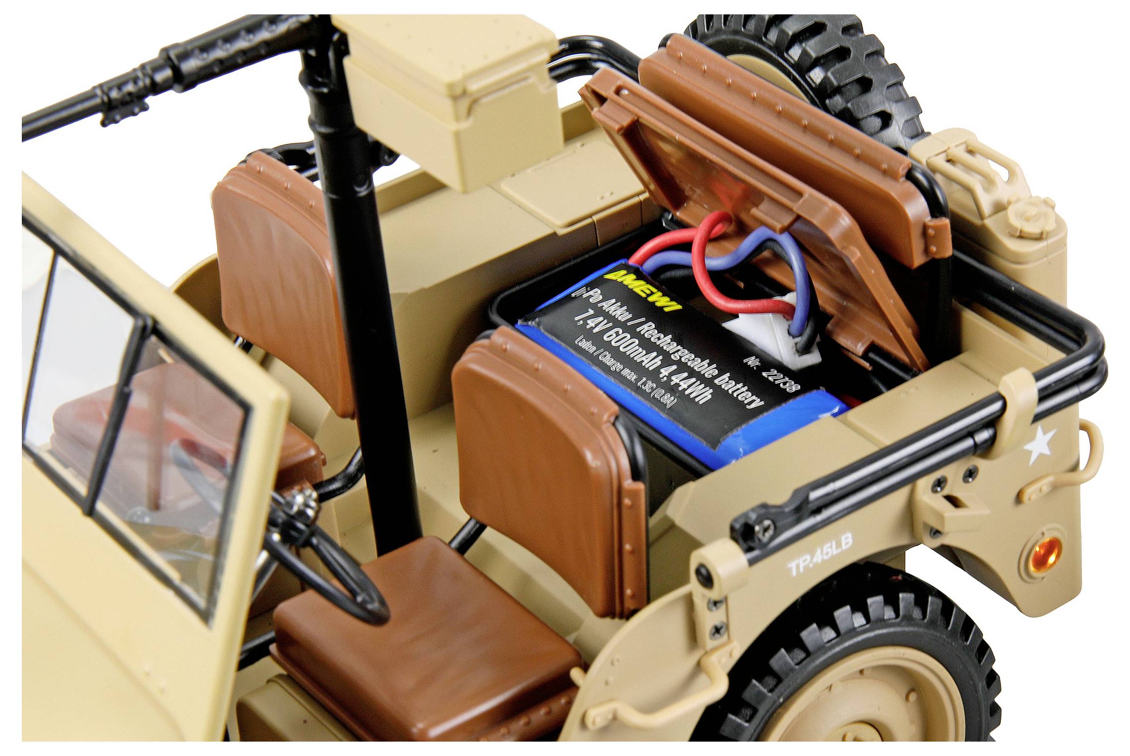 Ein detailliertes Modell eines Geländefahrzeugs zeigt das Innere mit braunen Sitzen, einem Ersatzreifen und einem offenen Fach, das eine Batterie offenlegt.