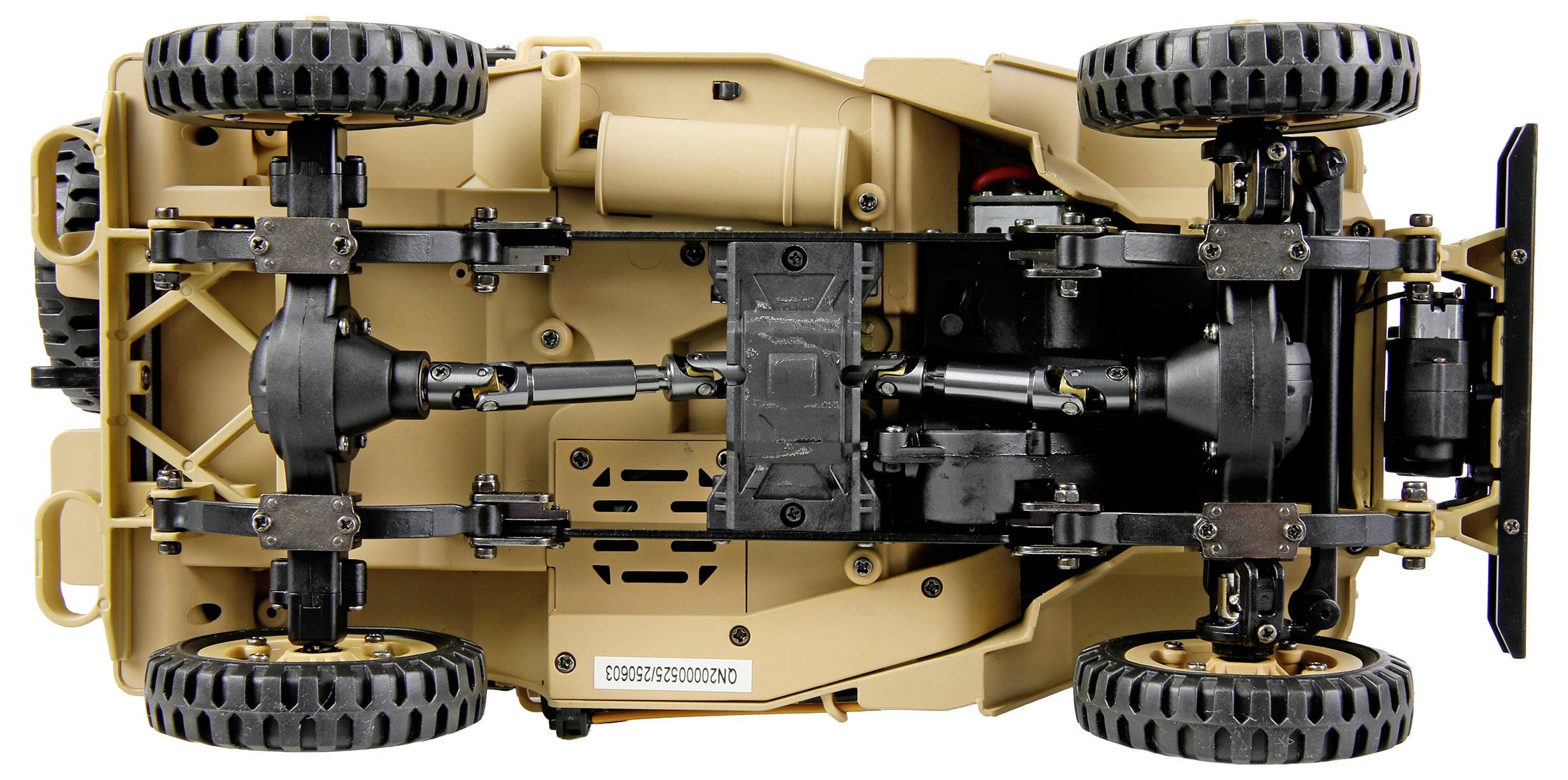Das Bild zeigt die Unterseite eines beigen Ferngesteuerten Autos und offenbart dessen Federung, Motoren und Antriebsstrangkomponenten.