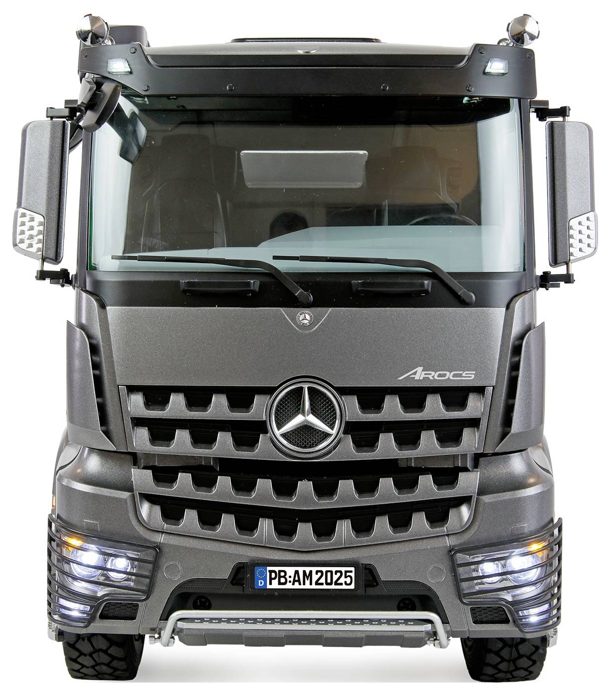 Ein großer, metallisch grauer Lastwagen mit Mercedes-Benz Logo auf der Front, ausgestattet mit modernen Scheinwerfern und einem sichtbaren Nummernschild mit der Aufschrift 'PB-AM2025'.