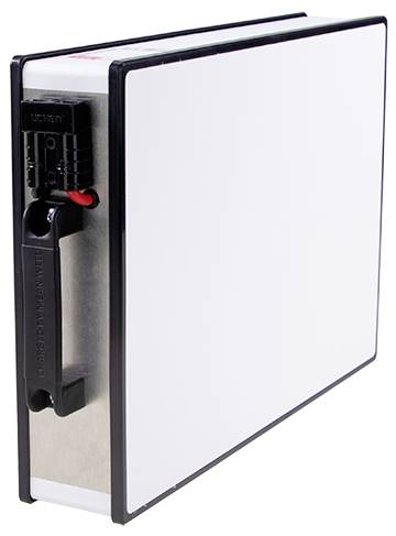 Ein rechteckiges, weißes Batteriemodul mit einem schwarzen Griff an der Seite, entwickelt für den Einsatz in Energiespeichersystemen.