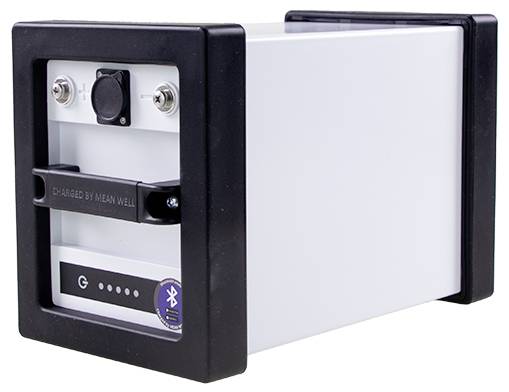 Rechteckiges Batteriemodul mit schwarzer Frontplatte, Einschalttaste und Bluetooth-Verbindungsanzeige. Entwickelt für Energiespeicherung.