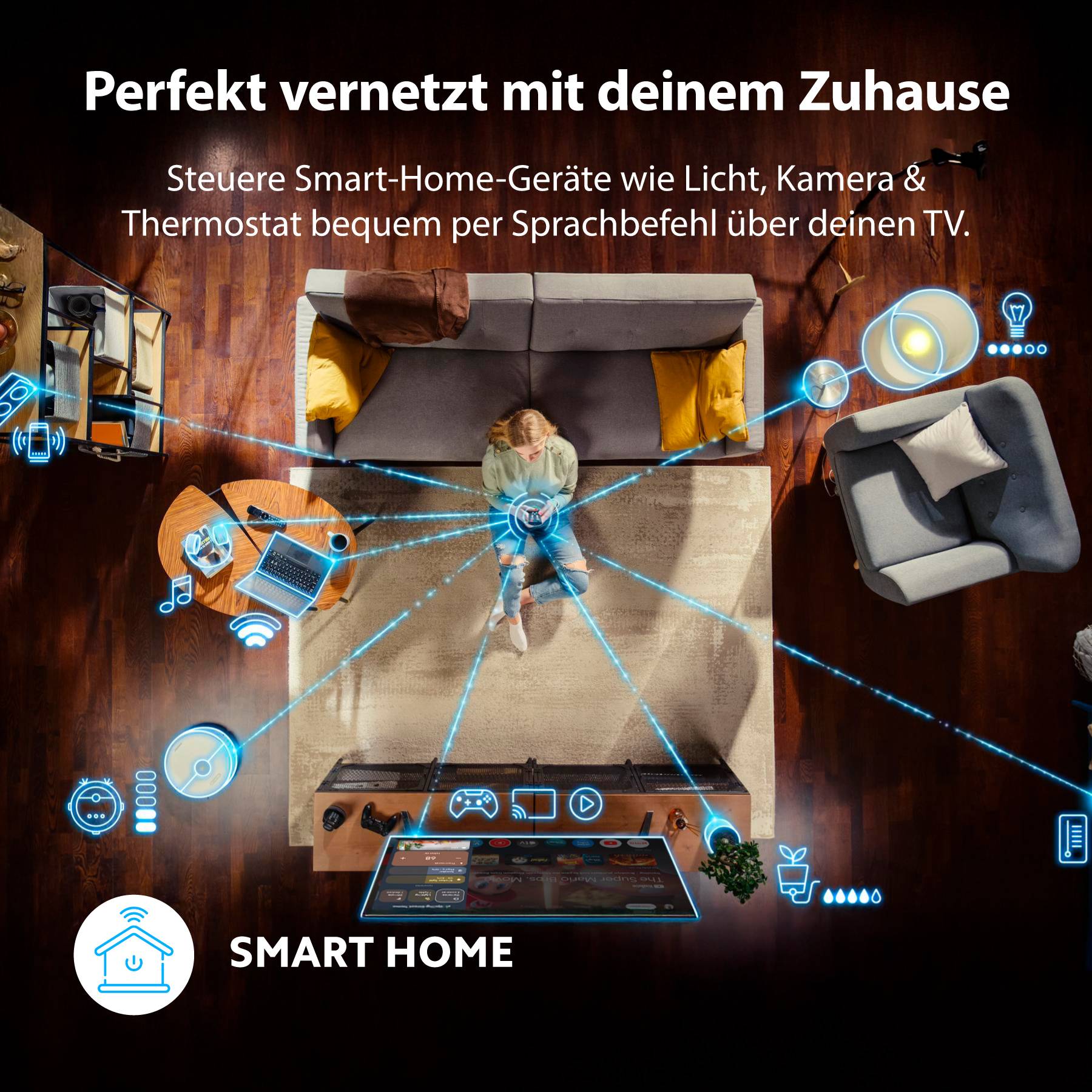 'Perfekt vernetzt mit deinem Zuhause' - Ein Wohnzimmer mit Smart-Home-Technologie. Person steuert Licht, Kamera und Thermostat per Sprachbefehl.