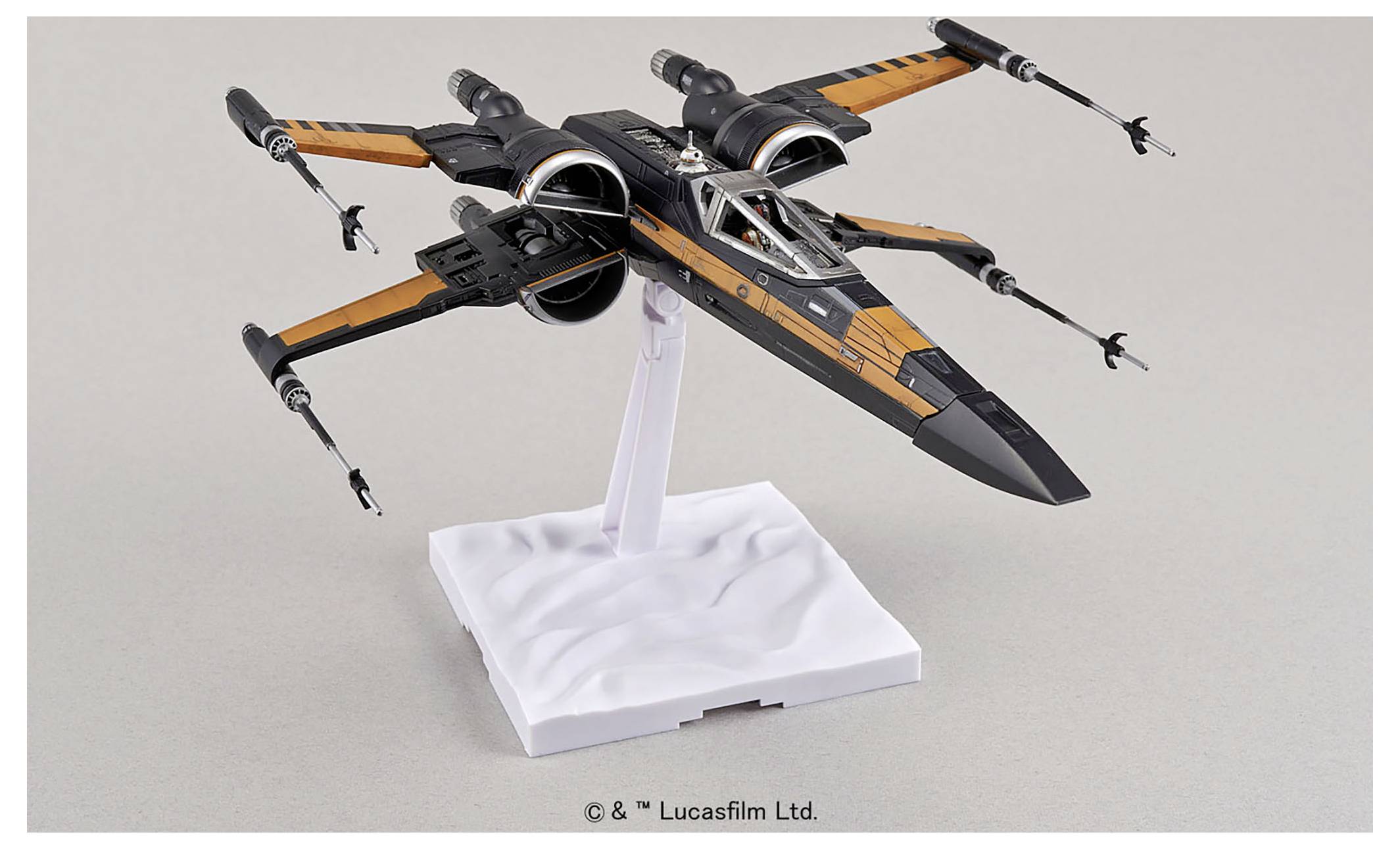 Ein Modell eines schwarzen und orangefarbenen X-Wing-Sternenjägers aus Star Wars, ausgestellt auf einem weißen Ständer, mit vier Laserkanonen im Sichtfeld.