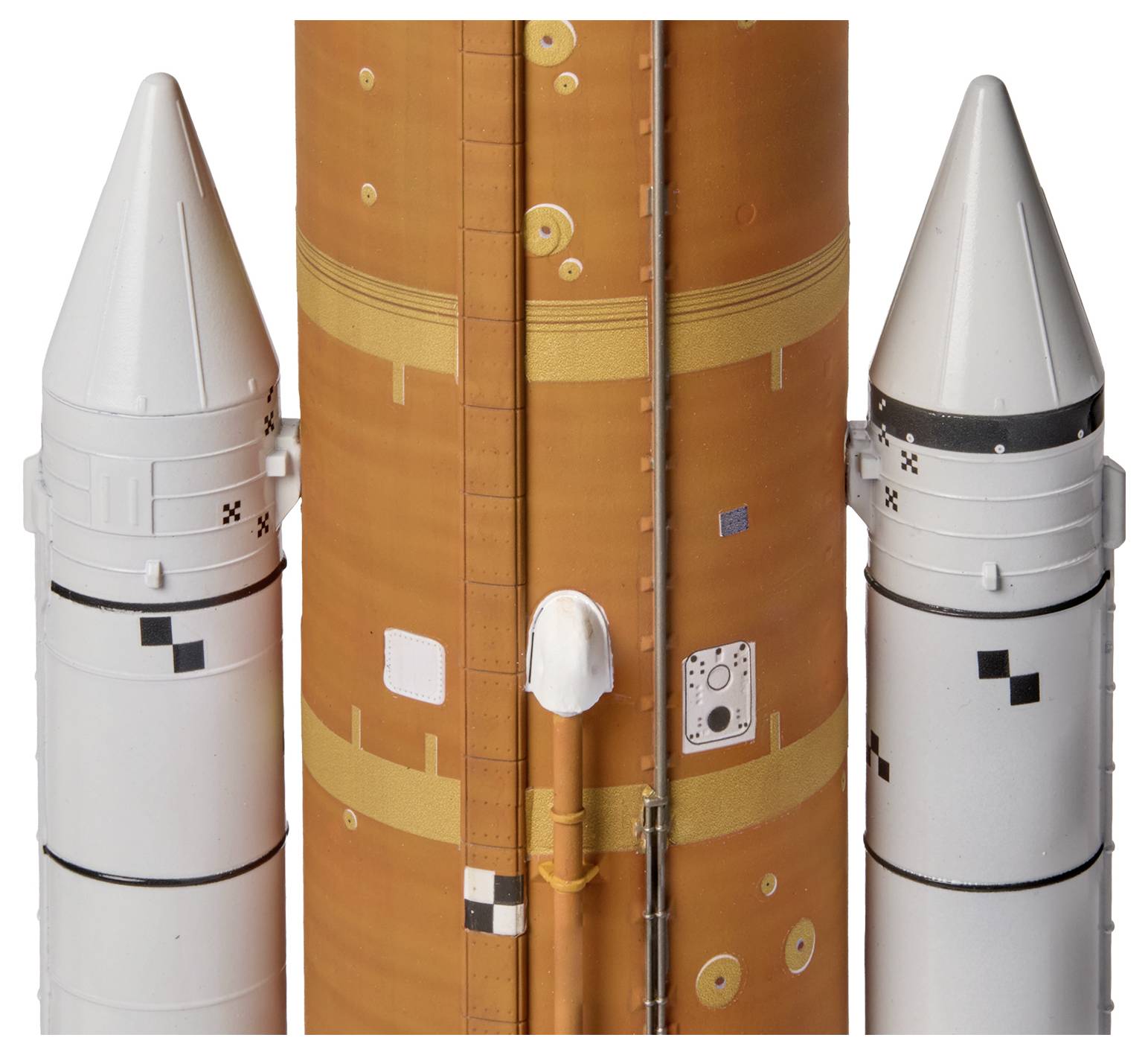 Eine Nahaufnahme des orangefarbenen externen Außentanks eines Raumshuttles, flankiert von zwei weißen Feststoffraketen, die deren Textur und Design hervorheben.