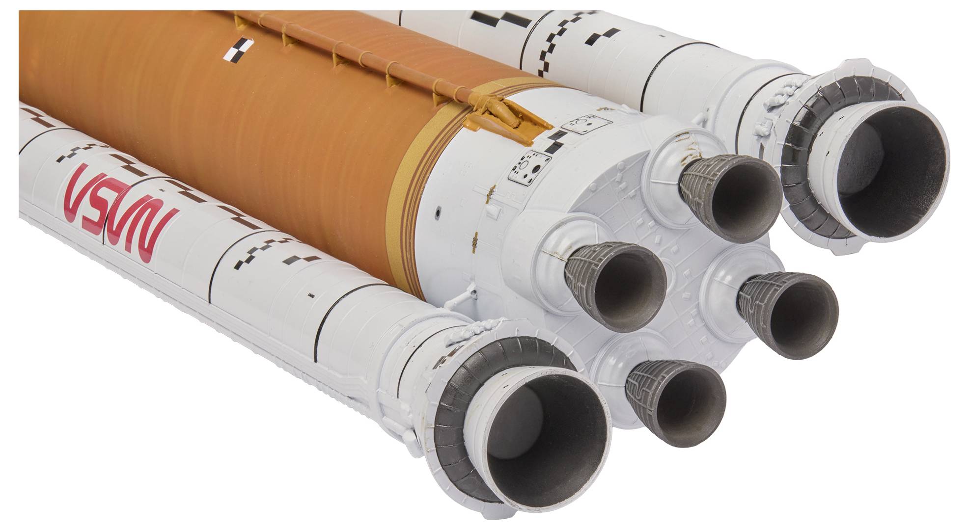 Drei Raketentriebwerke, die an einem orangefarbenen zentralen Tank befestigt sind, wobei jedes Triebwerk mit Motoren und dem NASA-Logo ausgestattet ist, als Teil eines Raketenstarts.