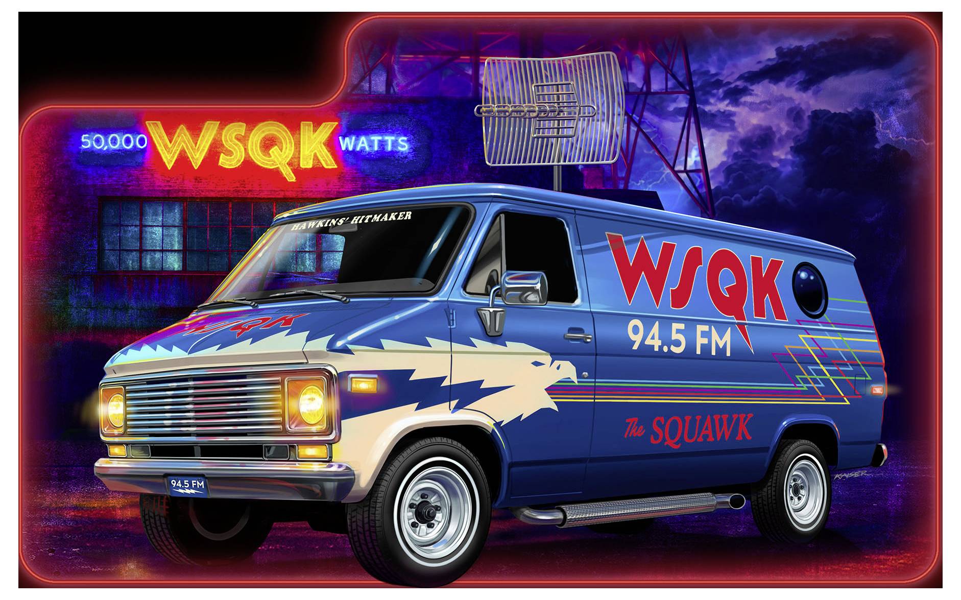 Ein blauer Transporter mit der Aufschrift 'WSQK 94.5 FM' und einem Adlerlogo, der für 'The Squawk' wirbt, parkt vor einem neonbeleuchteten Gebäude, das '50.000 WSQK Watt' anzeigt.