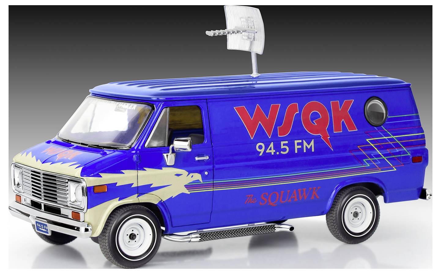 Blauer Lieferwagen mit 'WSQK 94.5 FM' und 'The Squawk' Logos, mit einer Adlergrafik und Dachantenne, der ein Werbefahrzeug eines Radiosenders darstellt.