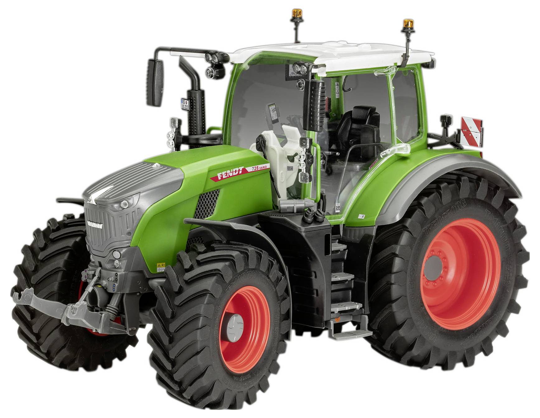 Ein grüner und roter Traktor mit großen Reifen, geeignet für landwirtschaftliche Arbeiten, wird aus einer Dreiviertelansicht von vorne gezeigt.