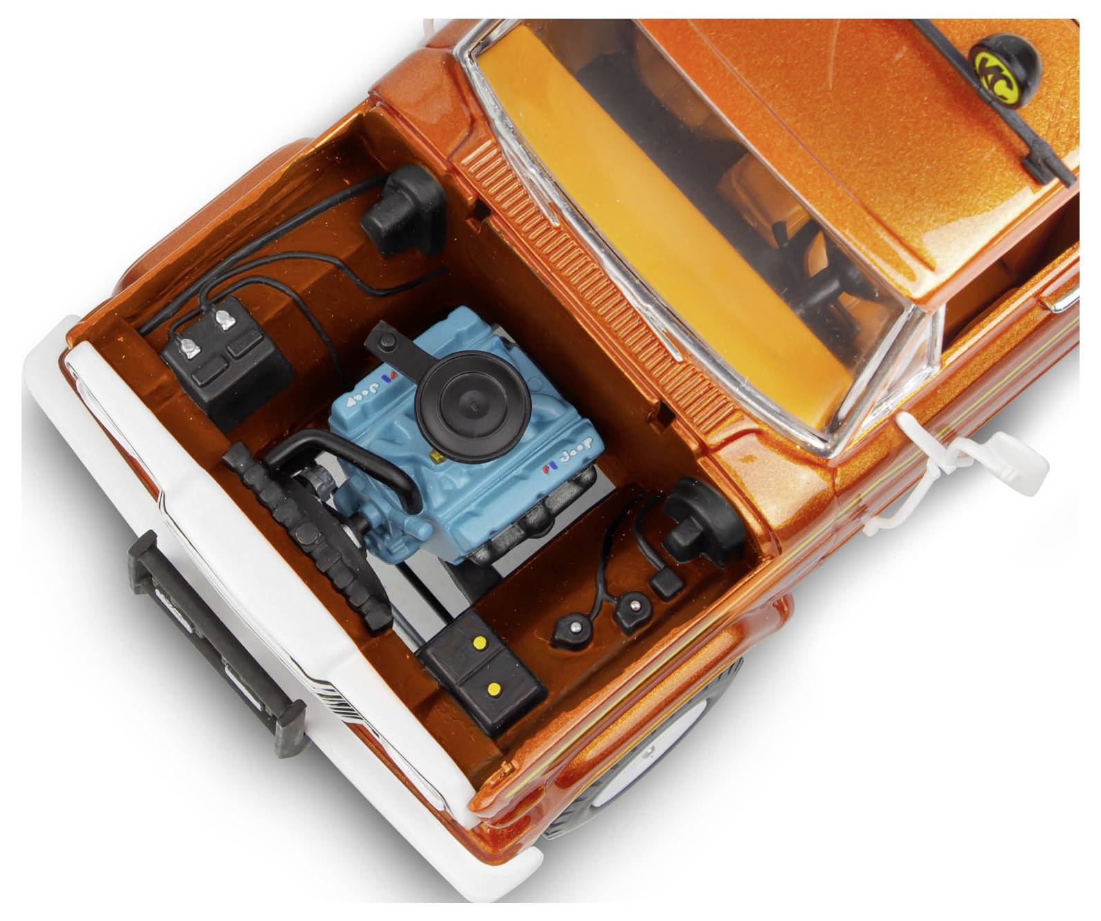 Das Bild zeigt den Motorraum eines orangefarbenen Spielzeugautos und bietet einen detaillierten Einblick in Motor- und Batteriekomponenten.