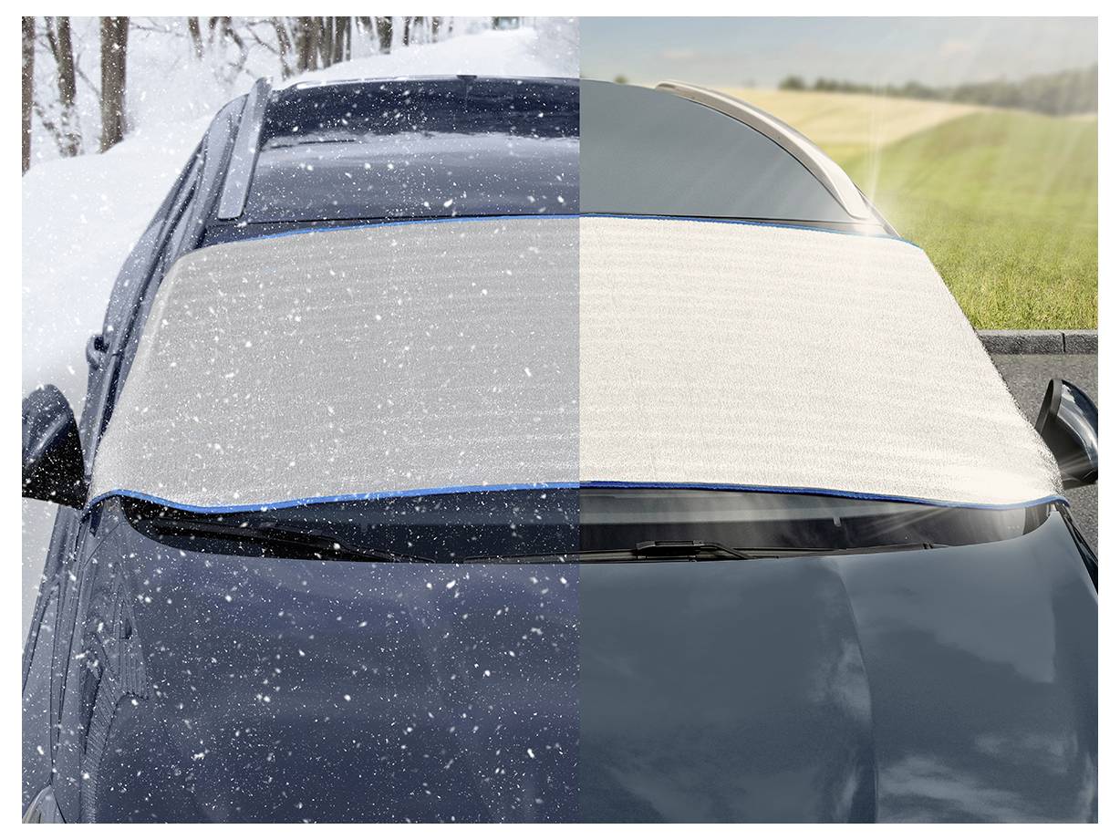 Eine Autowindschutzscheibe, zur Hälfte mit Schnee bedeckt, zur Hälfte in Sonnenlicht, zeigt duale Wetterschutzmerkmale.