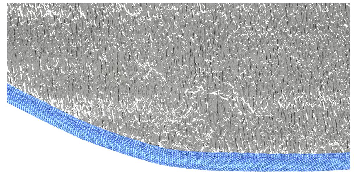 Nahaufnahme eines reflektierenden silbernen Materials mit einer strukturierten Oberfläche und blau abgestepptem Rand.