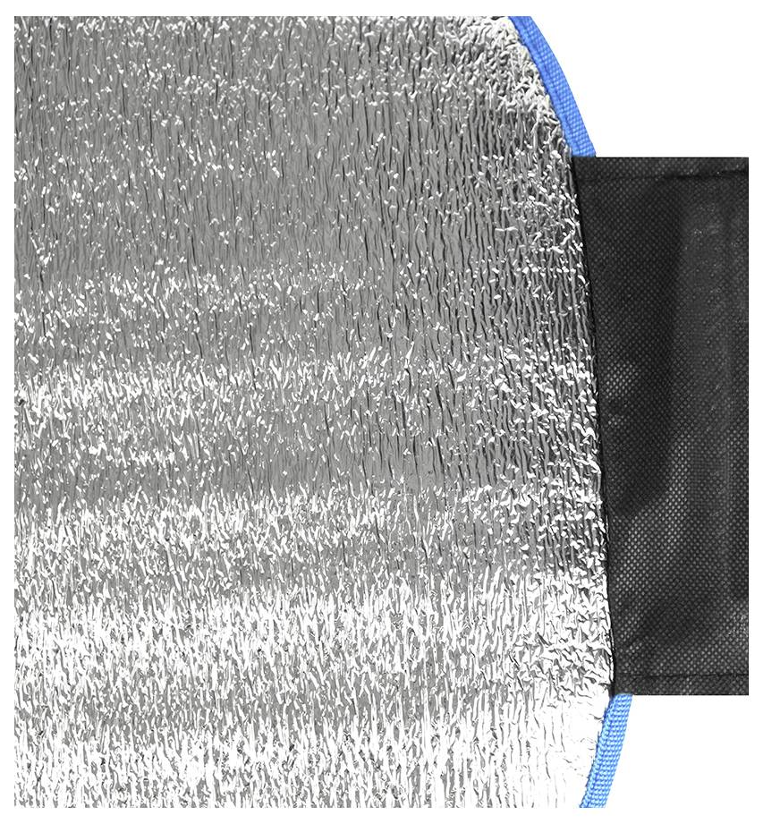 Eine Nahaufnahme eines metallisch silbernen Autosonnenschutzes mit einer strukturierten Oberfläche und blauer Kante. Der Rand verfügt über einen schwarzen Stoffgriff.