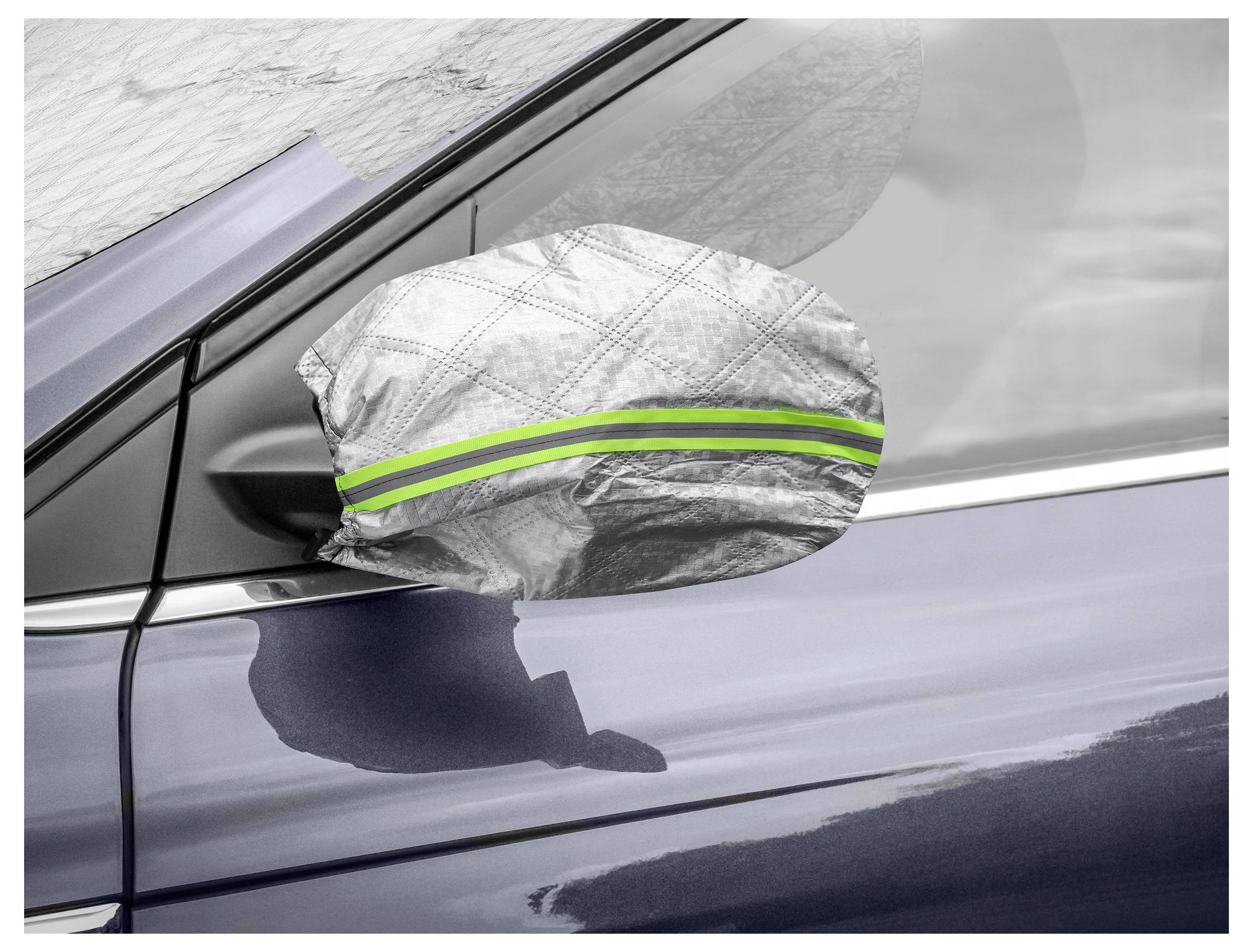 Ein Außenspiegel eines Autos ist mit einer silbernen gesteppten Schutzabdeckung versehen, die einen grünen Streifen aufweist.