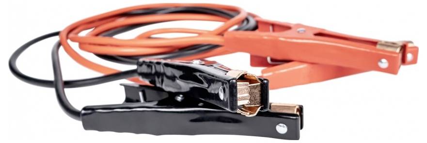 Detailaufnahme von roten und schwarzen Starthilfekabeln mit Metallklemmen, die zum Starten von Fahrzeugbatterien verwendet werden. Die gewickelten Kabel deuten auf eine kompakte Aufbewahrung hin.