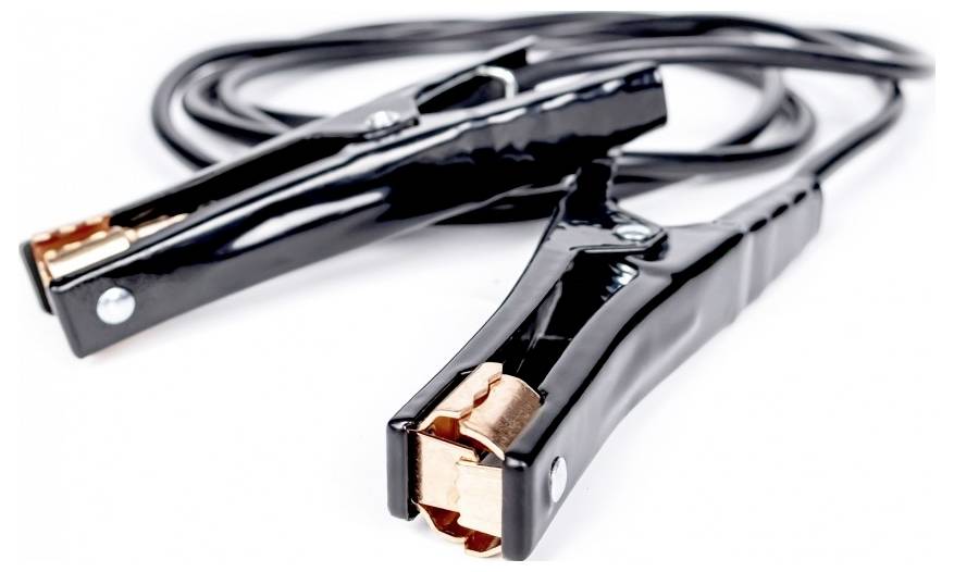 Zwei schwarze Starthilfekabel mit Kupferklemmen, die zum Starten von Fahrzeugen verwendet werden, sind auf weißem Hintergrund aufgewickelt.