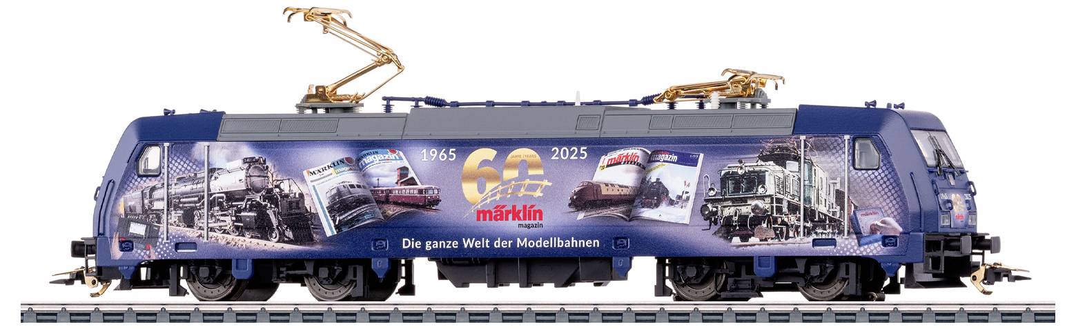 Ein Modellzug, der in Blau lackiert ist, mit '60 märklin 1965-2025' und verschiedenen Zugbildern, der Modelle aus unterschiedlichen Epochen präsentiert.