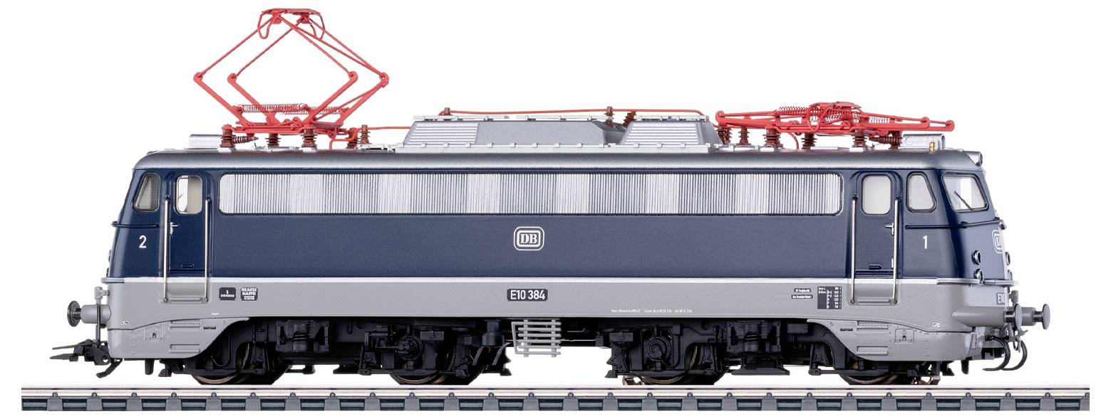 Eine Modell-Elektrolokomotive mit blau-grauer Farbgebung, ausgestattet mit roten Stromabnehmern, wird auf einer Eisenbahnstrecke präsentiert.