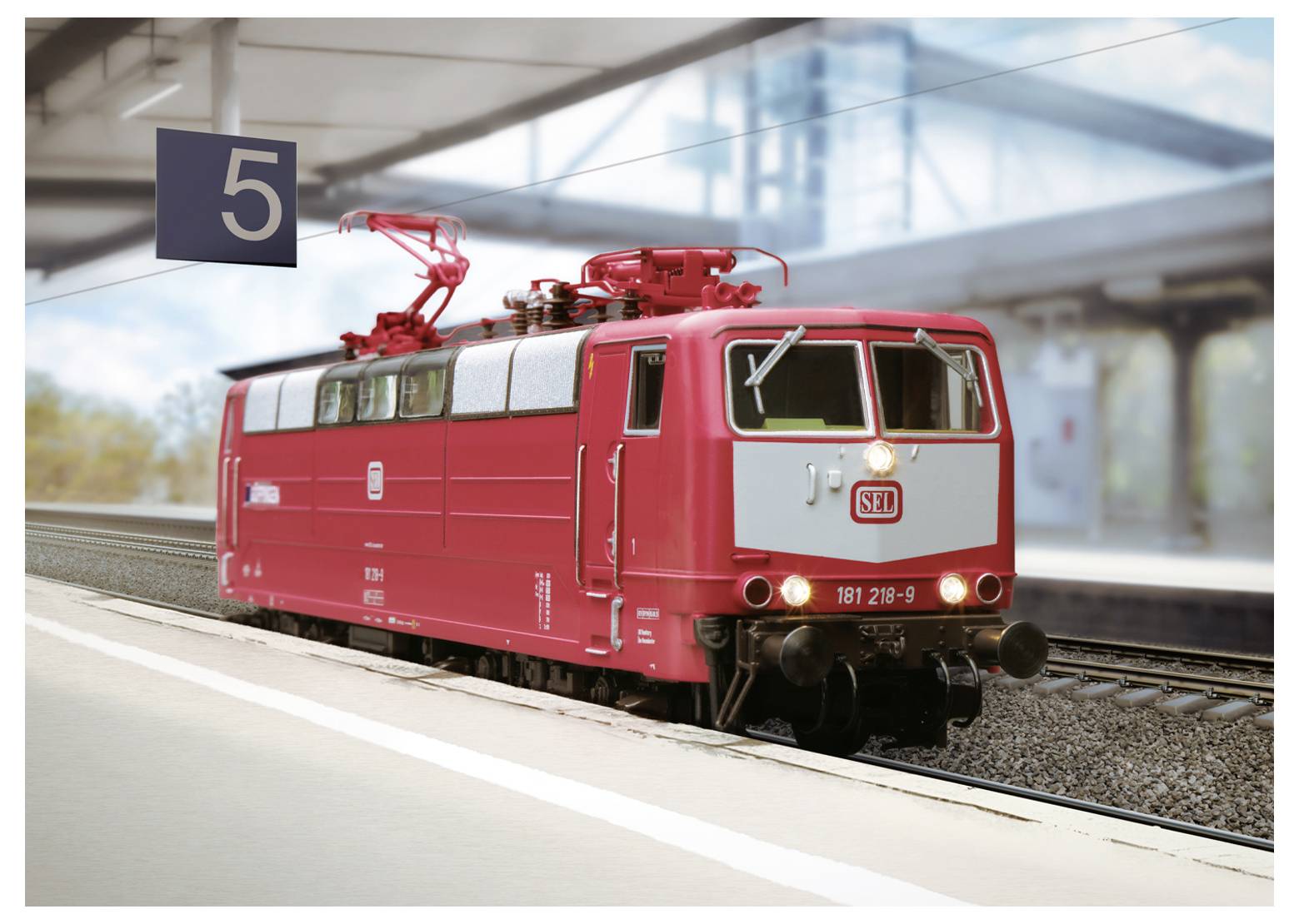 Eine rote Lokomotive mit den Beschriftungen „DB