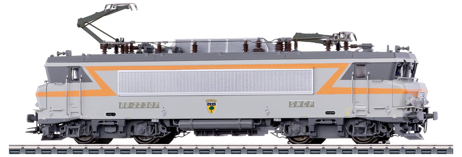 Eine Modelleisenbahnlokomotive mit einer grauen und orangefarbenen Farbgestaltung verfügt über Oberleitung auf einem Gleis.